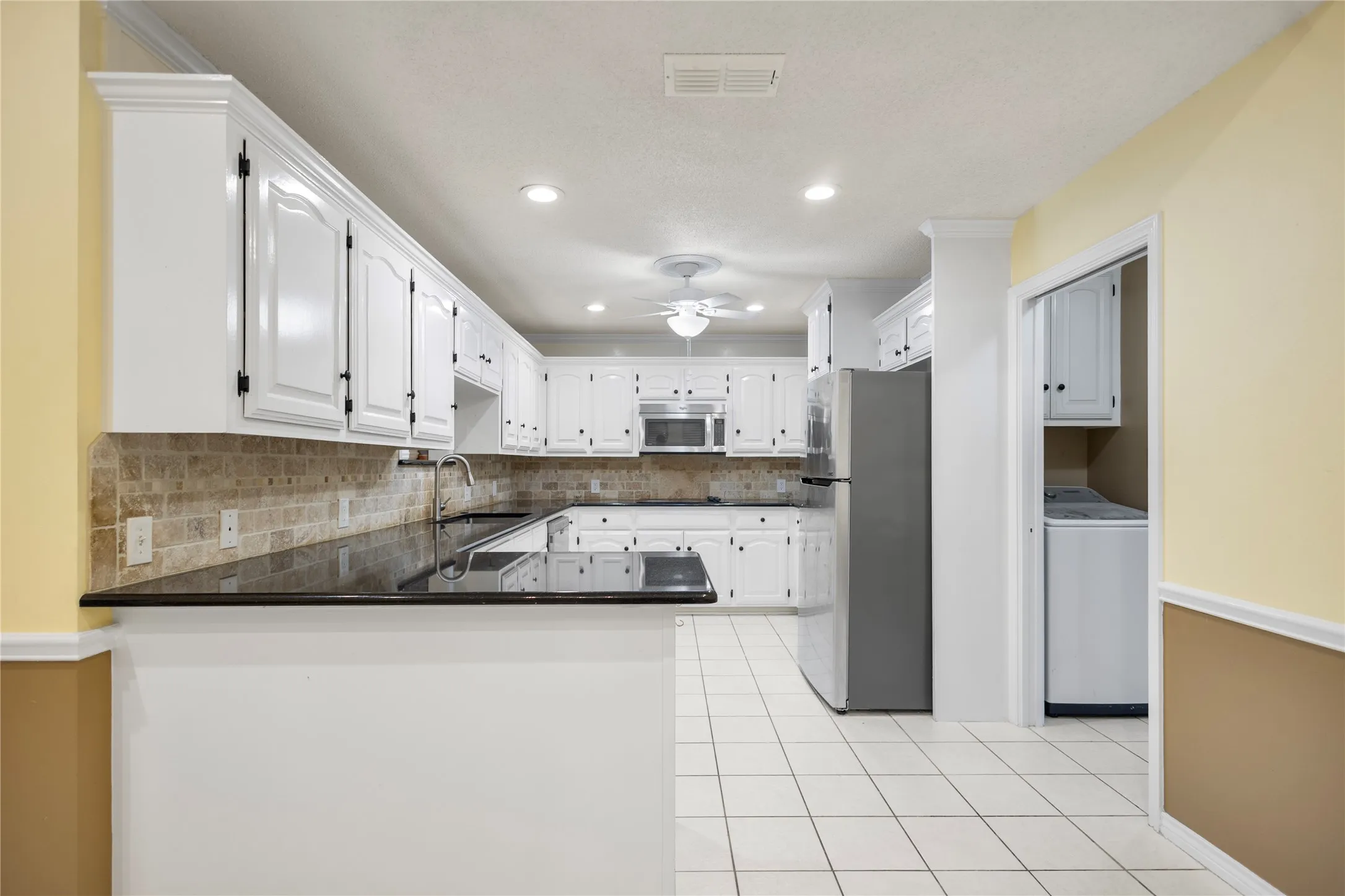Single Family Residence For Sale in Henderson County , 121 Crestview Street, Chandler, Texas 75758, 3 Bedroom, 2 Bathroom, 2 Garage spaces, 2,047 Sqft, built in 1987, mls#21328196, Real Estate Agent in Chandler, Homes For Sale in Henderson county, Homes For Sale in Chandler, Realtor in Chandler Texas, Real Estate Brokerage Independent Realty Texas, Luminita Cordes Realtor