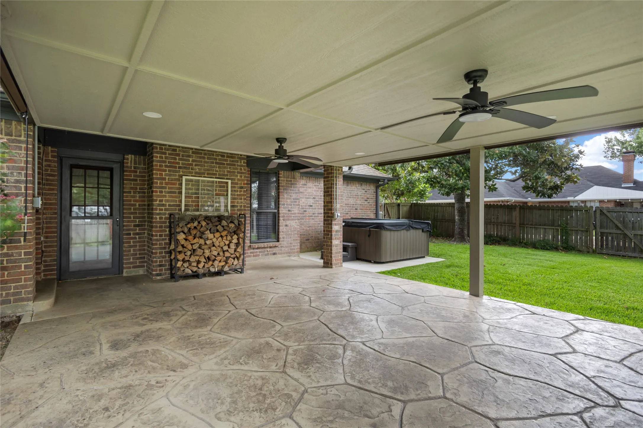 Single Family Residence For Sale in Henderson County , 121 Crestview Street, Chandler, Texas 75758, 3 Bedroom, 2 Bathroom, 2 Garage spaces, 2,047 Sqft, built in 1987, mls#21328196, Real Estate Agent in Chandler, Homes For Sale in Henderson county, Homes For Sale in Chandler, Realtor in Chandler Texas, Real Estate Brokerage Independent Realty Texas, Luminita Cordes Realtor