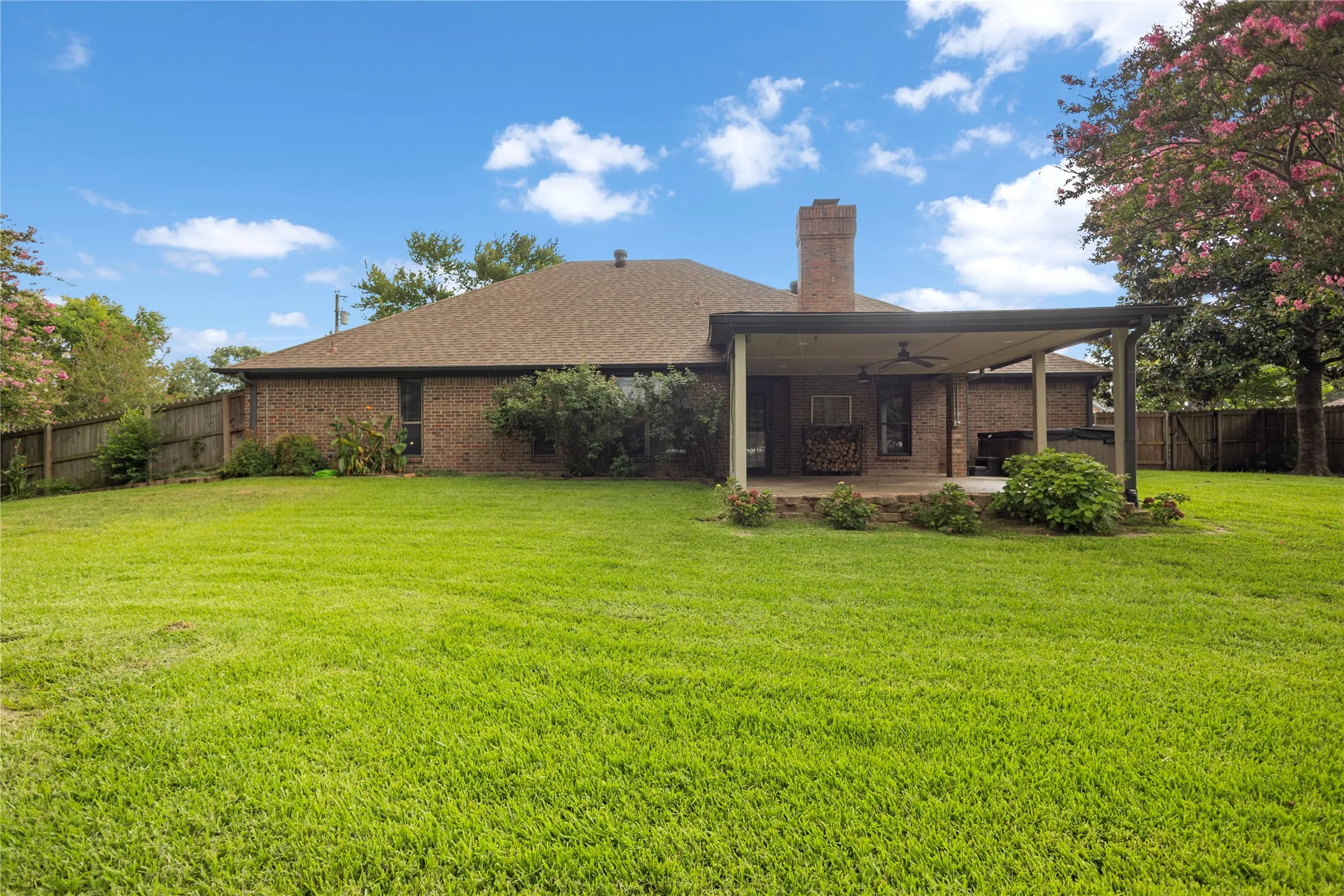 Single Family Residence For Sale in Henderson County , 121 Crestview Street, Chandler, Texas 75758, 3 Bedroom, 2 Bathroom, 2 Garage spaces, 2,047 Sqft, built in 1987, mls#21328196, Real Estate Agent in Chandler, Homes For Sale in Henderson county, Homes For Sale in Chandler, Realtor in Chandler Texas, Real Estate Brokerage Independent Realty Texas, Luminita Cordes Realtor