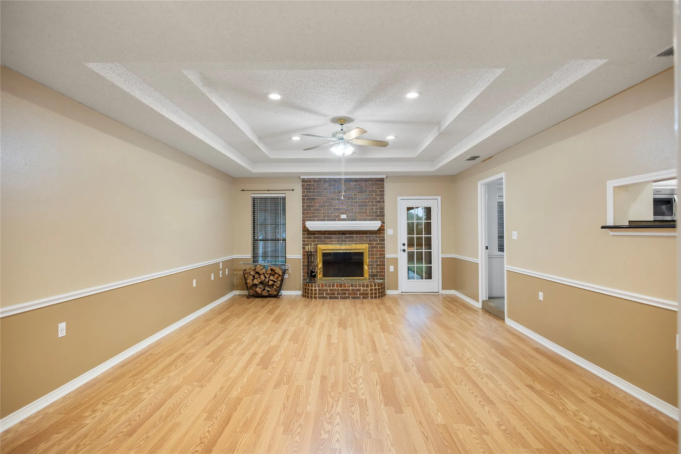 Single Family Residence For Sale in Henderson County , 121 Crestview Street, Chandler, Texas 75758, 3 Bedroom, 2 Bathroom, 2 Garage spaces, 2,047 Sqft, built in 1987, mls#21328196, Real Estate Agent in Chandler, Homes For Sale in Henderson county, Homes For Sale in Chandler, Realtor in Chandler Texas, Real Estate Brokerage Independent Realty Texas, Luminita Cordes Realtor