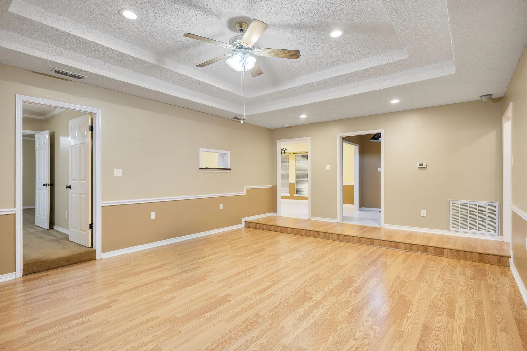 Single Family Residence For Sale in Henderson County , 121 Crestview Street, Chandler, Texas 75758, 3 Bedroom, 2 Bathroom, 2 Garage spaces, 2,047 Sqft, built in 1987, mls#21328196, Real Estate Agent in Chandler, Homes For Sale in Henderson county, Homes For Sale in Chandler, Realtor in Chandler Texas, Real Estate Brokerage Independent Realty Texas, Luminita Cordes Realtor