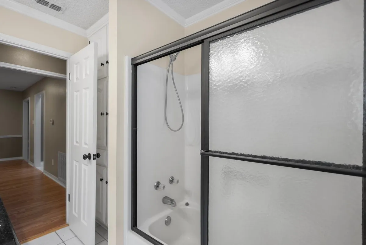Single Family Residence For Sale in Henderson County , 121 Crestview Street, Chandler, Texas 75758, 3 Bedroom, 2 Bathroom, 2 Garage spaces, 2,047 Sqft, built in 1987, mls#21328196, Real Estate Agent in Chandler, Homes For Sale in Henderson county, Homes For Sale in Chandler, Realtor in Chandler Texas, Real Estate Brokerage Independent Realty Texas, Luminita Cordes Realtor