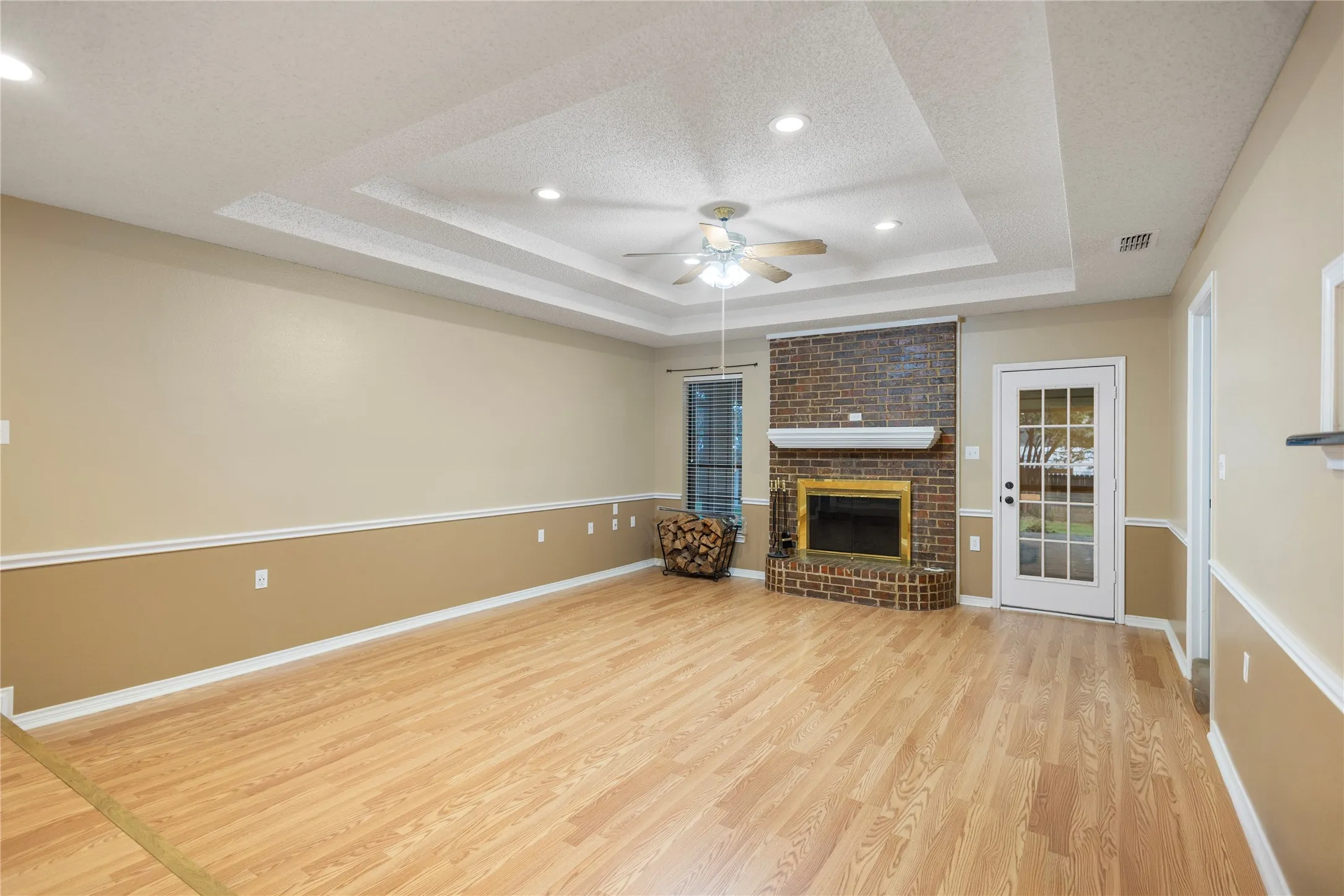 Single Family Residence For Sale in Henderson County , 121 Crestview Street, Chandler, Texas 75758, 3 Bedroom, 2 Bathroom, 2 Garage spaces, 2,047 Sqft, built in 1987, mls#21328196, Real Estate Agent in Chandler, Homes For Sale in Henderson county, Homes For Sale in Chandler, Realtor in Chandler Texas, Real Estate Brokerage Independent Realty Texas, Luminita Cordes Realtor