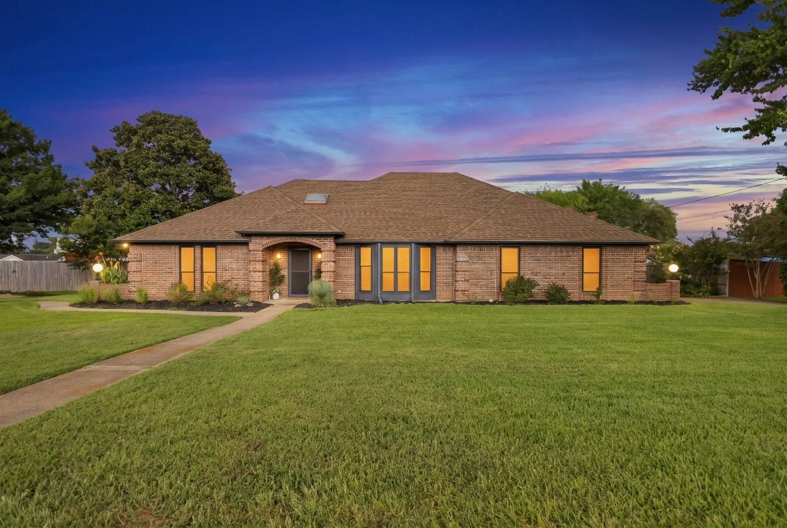 Single Family Residence For Sale in Henderson County , 121 Crestview Street, Chandler, Texas 75758, 3 Bedroom, 2 Bathroom, 2 Garage spaces, 2,047 Sqft, built in 1987, mls#21328196, Real Estate Agent in Chandler, Homes For Sale in Henderson county, Homes For Sale in Chandler, Realtor in Chandler Texas, Real Estate Brokerage Independent Realty Texas, Luminita Cordes Realtor