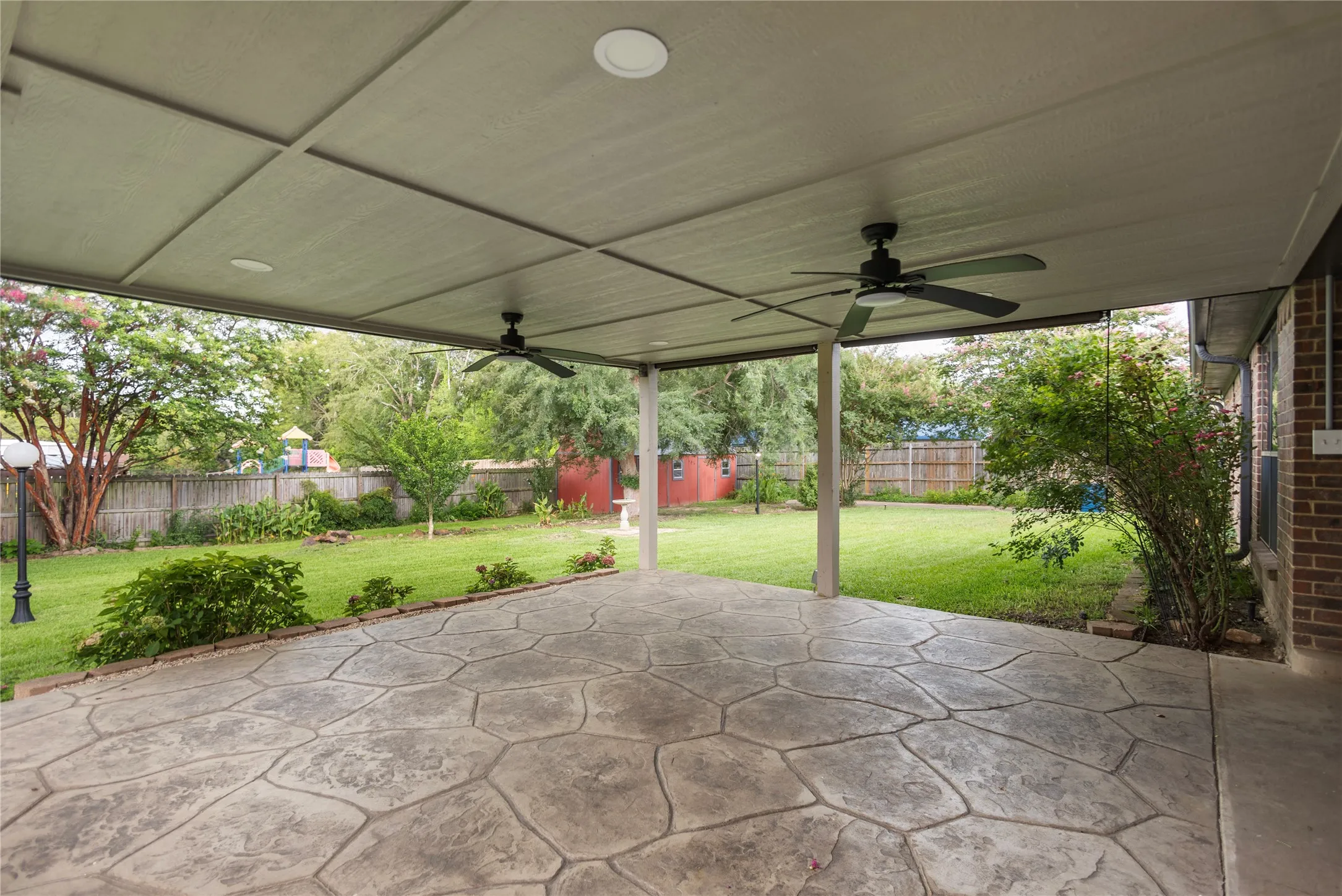 Single Family Residence For Sale in Henderson County , 121 Crestview Street, Chandler, Texas 75758, 3 Bedroom, 2 Bathroom, 2 Garage spaces, 2,047 Sqft, built in 1987, mls#21328196, Real Estate Agent in Chandler, Homes For Sale in Henderson county, Homes For Sale in Chandler, Realtor in Chandler Texas, Real Estate Brokerage Independent Realty Texas, Luminita Cordes Realtor