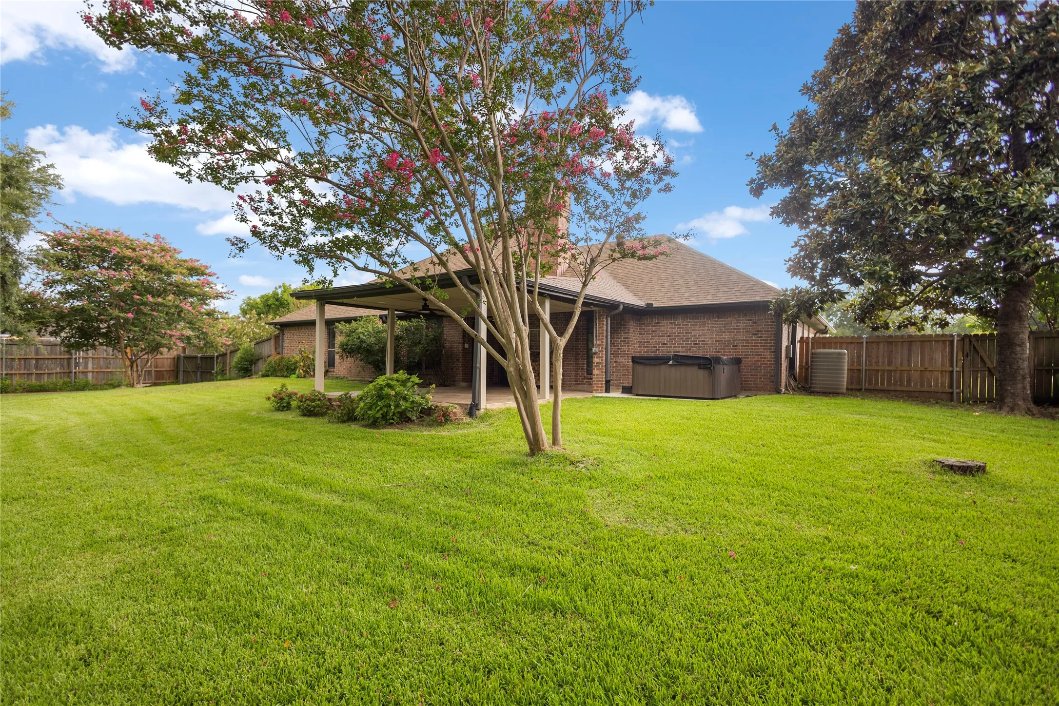 Single Family Residence For Sale in Henderson County , 121 Crestview Street, Chandler, Texas 75758, 3 Bedroom, 2 Bathroom, 2 Garage spaces, 2,047 Sqft, built in 1987, mls#21328196, Real Estate Agent in Chandler, Homes For Sale in Henderson county, Homes For Sale in Chandler, Realtor in Chandler Texas, Real Estate Brokerage Independent Realty Texas, Luminita Cordes Realtor