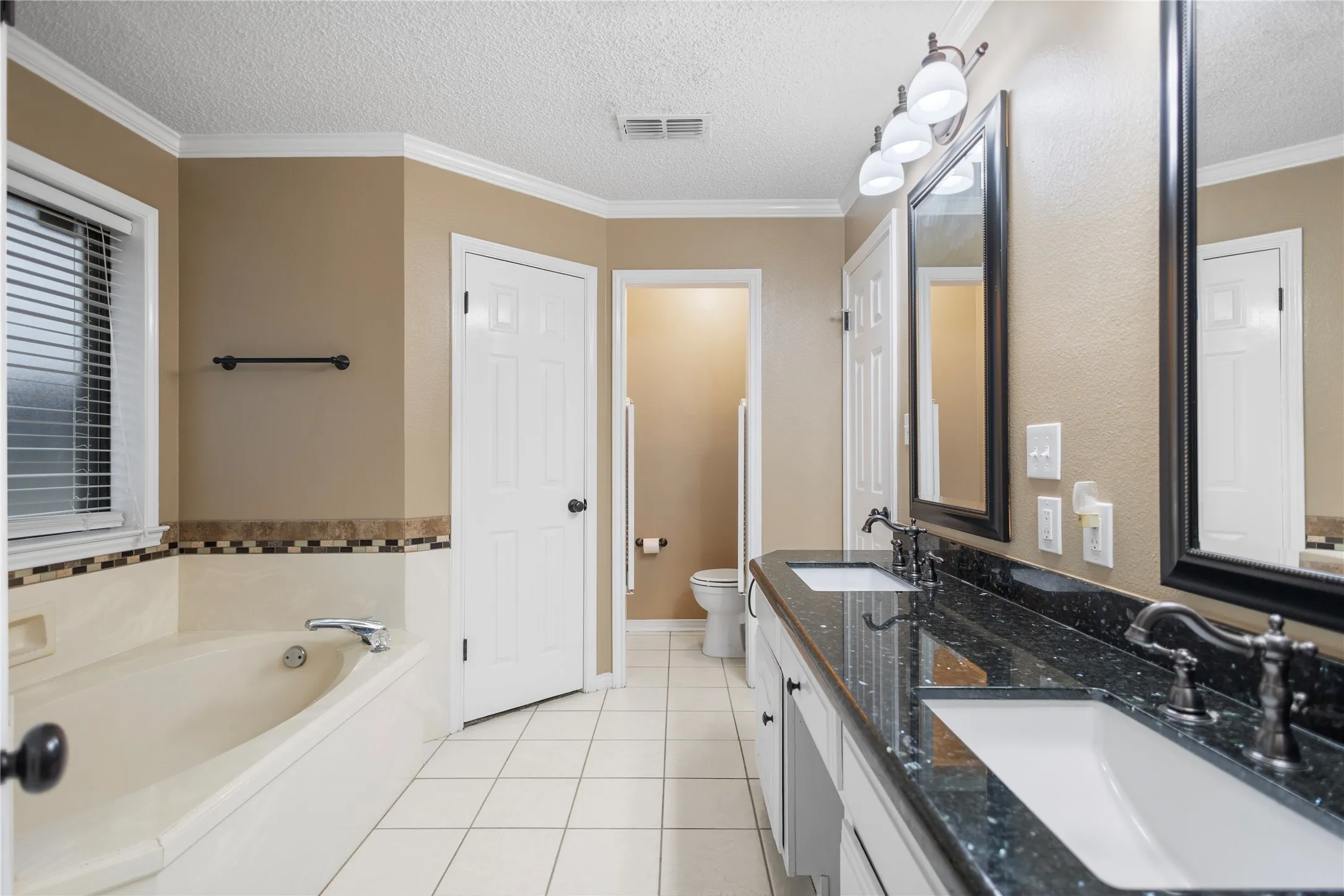 Single Family Residence For Sale in Henderson County , 121 Crestview Street, Chandler, Texas 75758, 3 Bedroom, 2 Bathroom, 2 Garage spaces, 2,047 Sqft, built in 1987, mls#21328196, Real Estate Agent in Chandler, Homes For Sale in Henderson county, Homes For Sale in Chandler, Realtor in Chandler Texas, Real Estate Brokerage Independent Realty Texas, Luminita Cordes Realtor