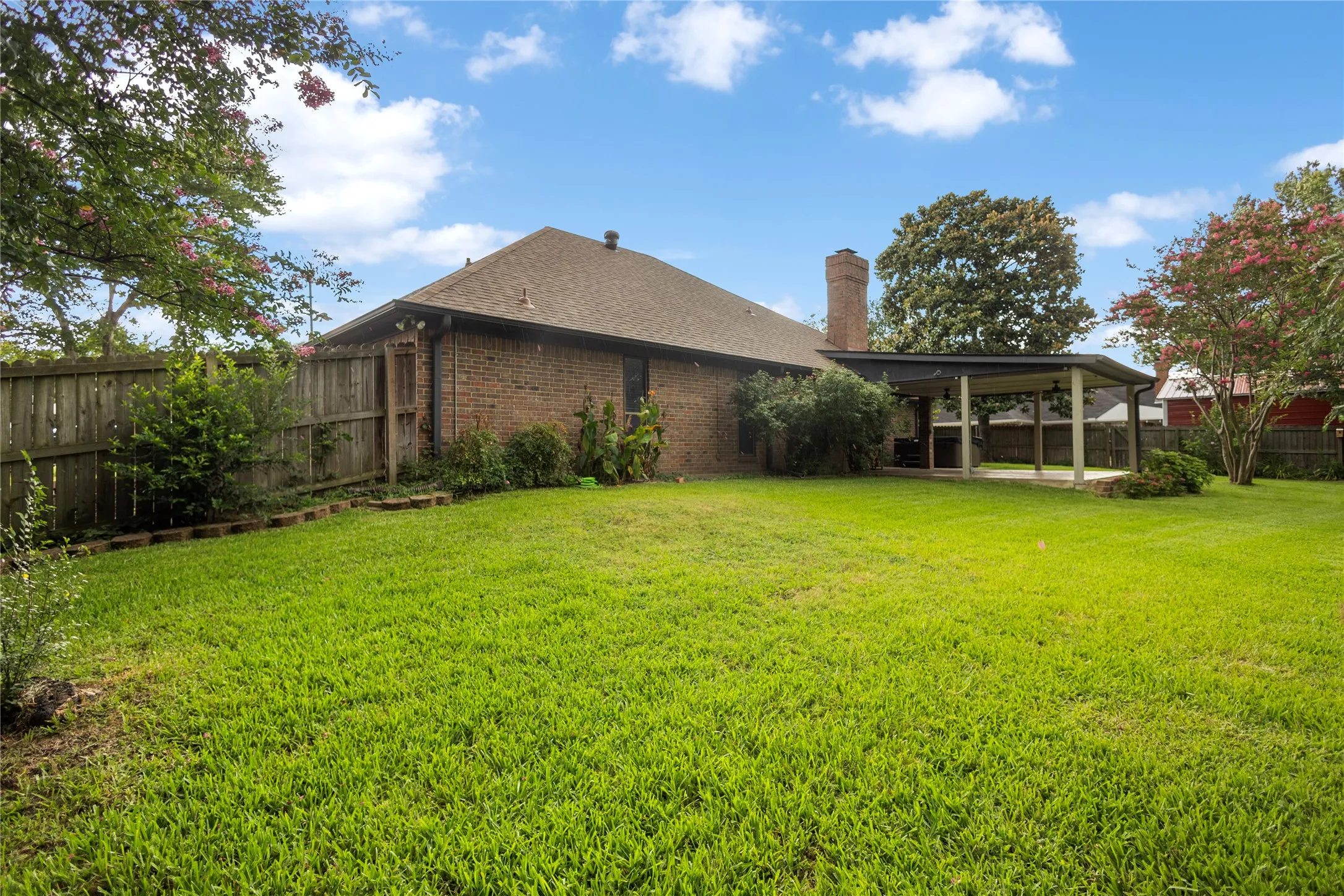 Single Family Residence For Sale in Henderson County , 121 Crestview Street, Chandler, Texas 75758, 3 Bedroom, 2 Bathroom, 2 Garage spaces, 2,047 Sqft, built in 1987, mls#21328196, Real Estate Agent in Chandler, Homes For Sale in Henderson county, Homes For Sale in Chandler, Realtor in Chandler Texas, Real Estate Brokerage Independent Realty Texas, Luminita Cordes Realtor