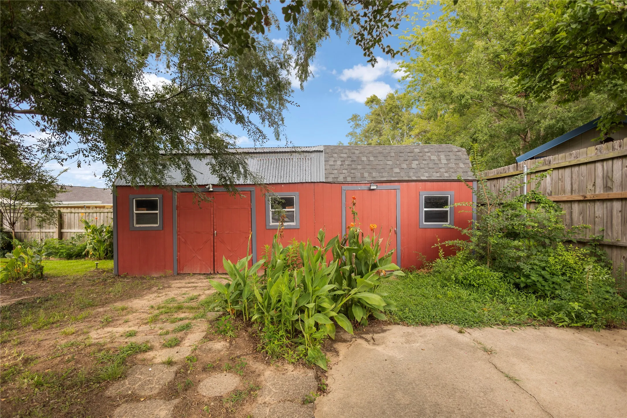 Single Family Residence For Sale in Henderson County , 121 Crestview Street, Chandler, Texas 75758, 3 Bedroom, 2 Bathroom, 2 Garage spaces, 2,047 Sqft, built in 1987, mls#21328196, Real Estate Agent in Chandler, Homes For Sale in Henderson county, Homes For Sale in Chandler, Realtor in Chandler Texas, Real Estate Brokerage Independent Realty Texas, Luminita Cordes Realtor