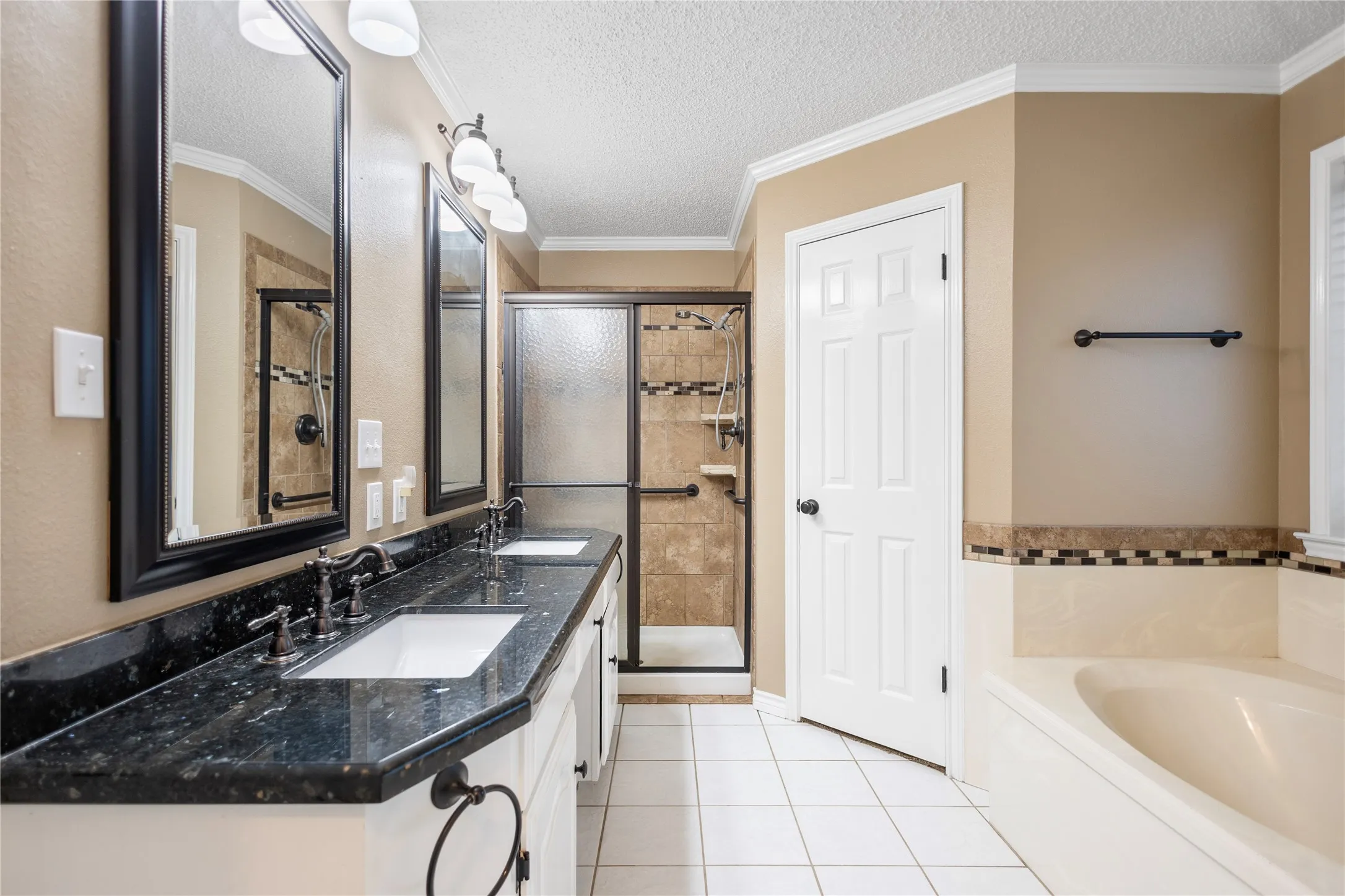 Single Family Residence For Sale in Henderson County , 121 Crestview Street, Chandler, Texas 75758, 3 Bedroom, 2 Bathroom, 2 Garage spaces, 2,047 Sqft, built in 1987, mls#21328196, Real Estate Agent in Chandler, Homes For Sale in Henderson county, Homes For Sale in Chandler, Realtor in Chandler Texas, Real Estate Brokerage Independent Realty Texas, Luminita Cordes Realtor