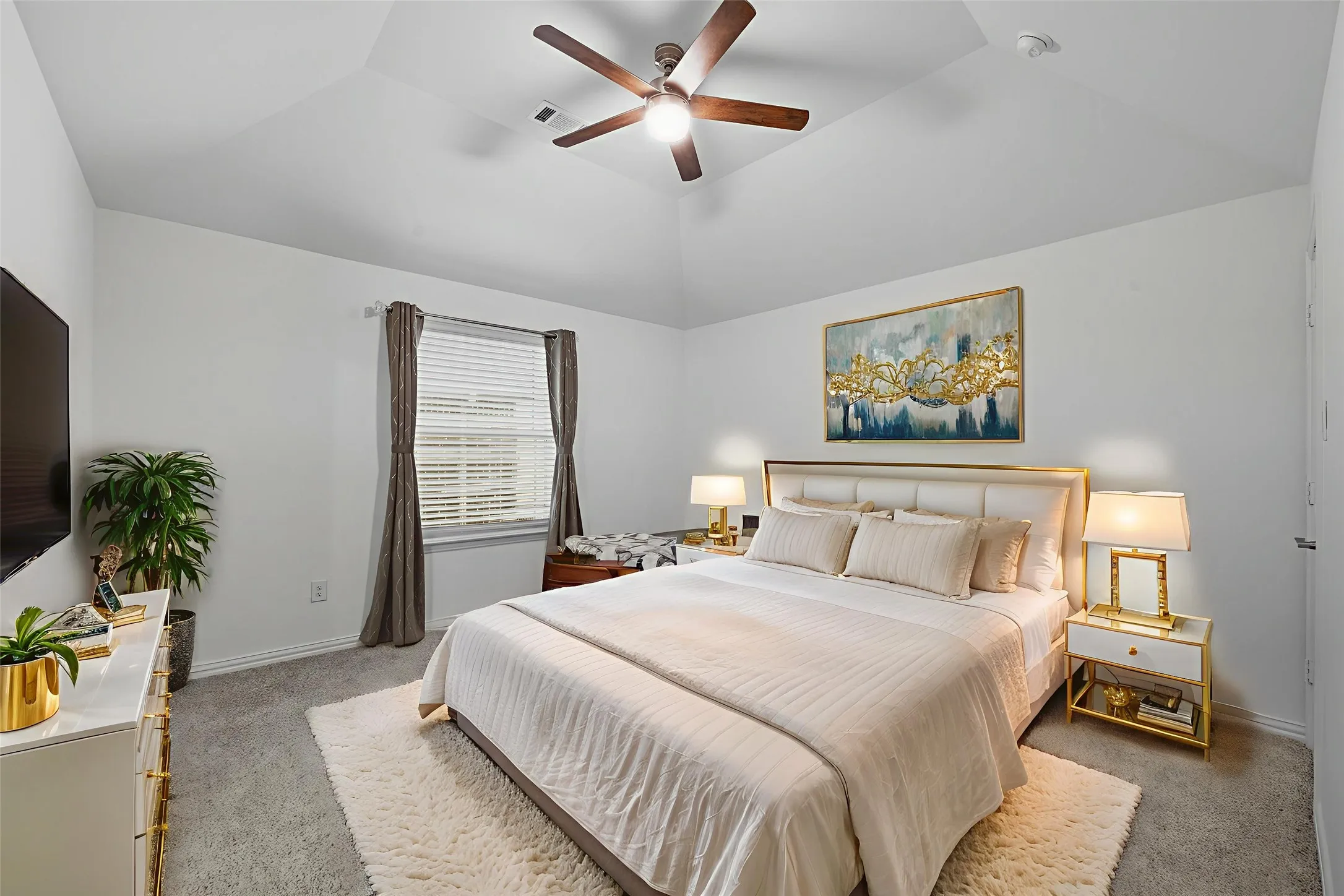 Vaulted ceiling with a ceiling fan