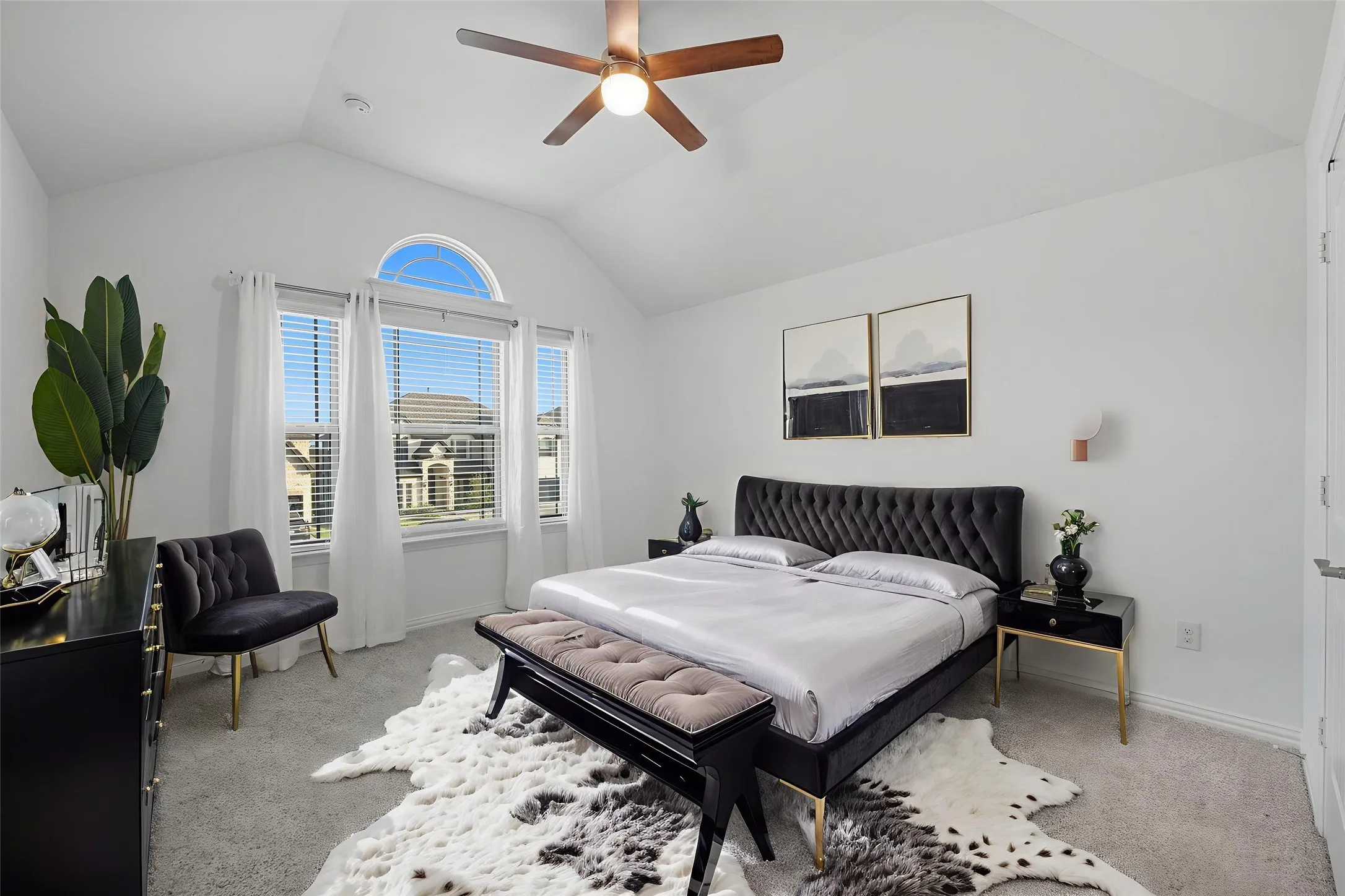 Vaulted ceiling with a ceiling fan