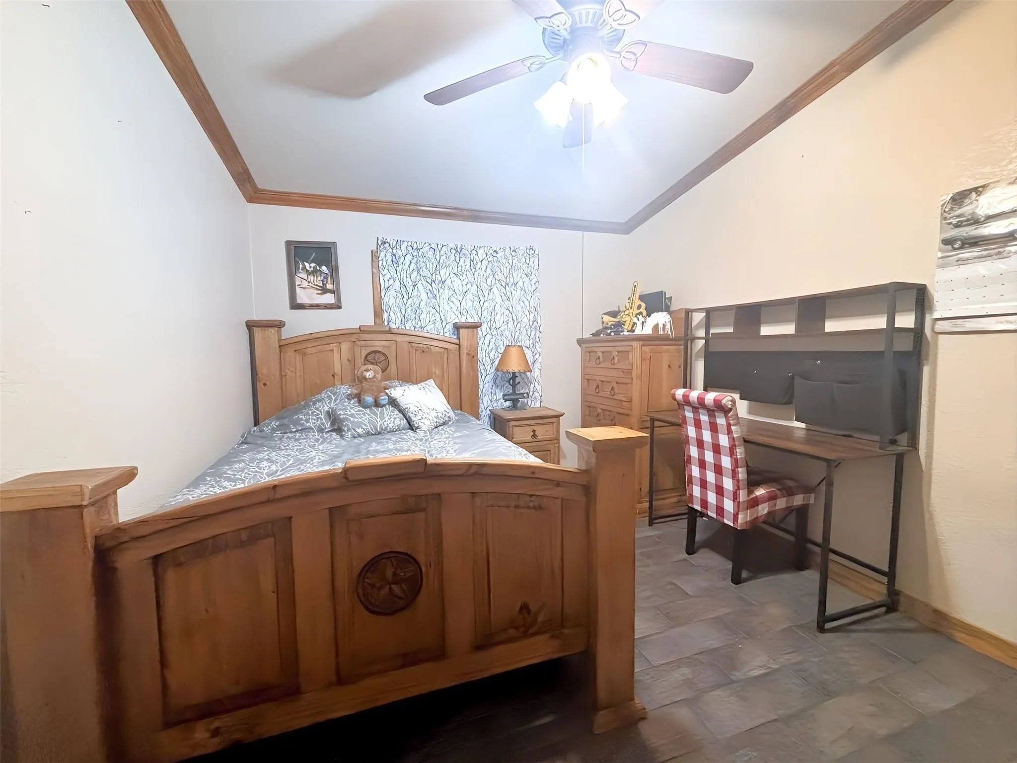 Spacious room with vaulted ceilings and wood-finish crown molding