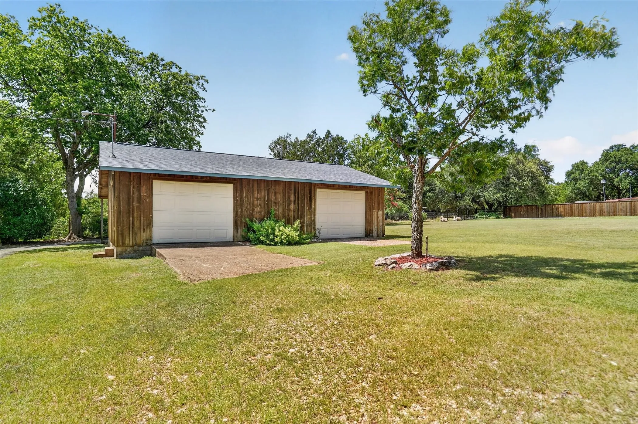 Single Family Residence For Sale in Bosque County , 418 County Road 1627, Clifton, Texas 76634, 3 Bedroom, 2 Bathroom, 2 Garage spaces, 1,976 Sqft, built in 1975, mls#21327917, Real Estate Agent in Clifton, Homes For Sale in Bosque county, Homes For Sale in Clifton, Realtor in Clifton Texas, Real Estate Brokerage Independent Realty Texas, Luminita Cordes Realtor