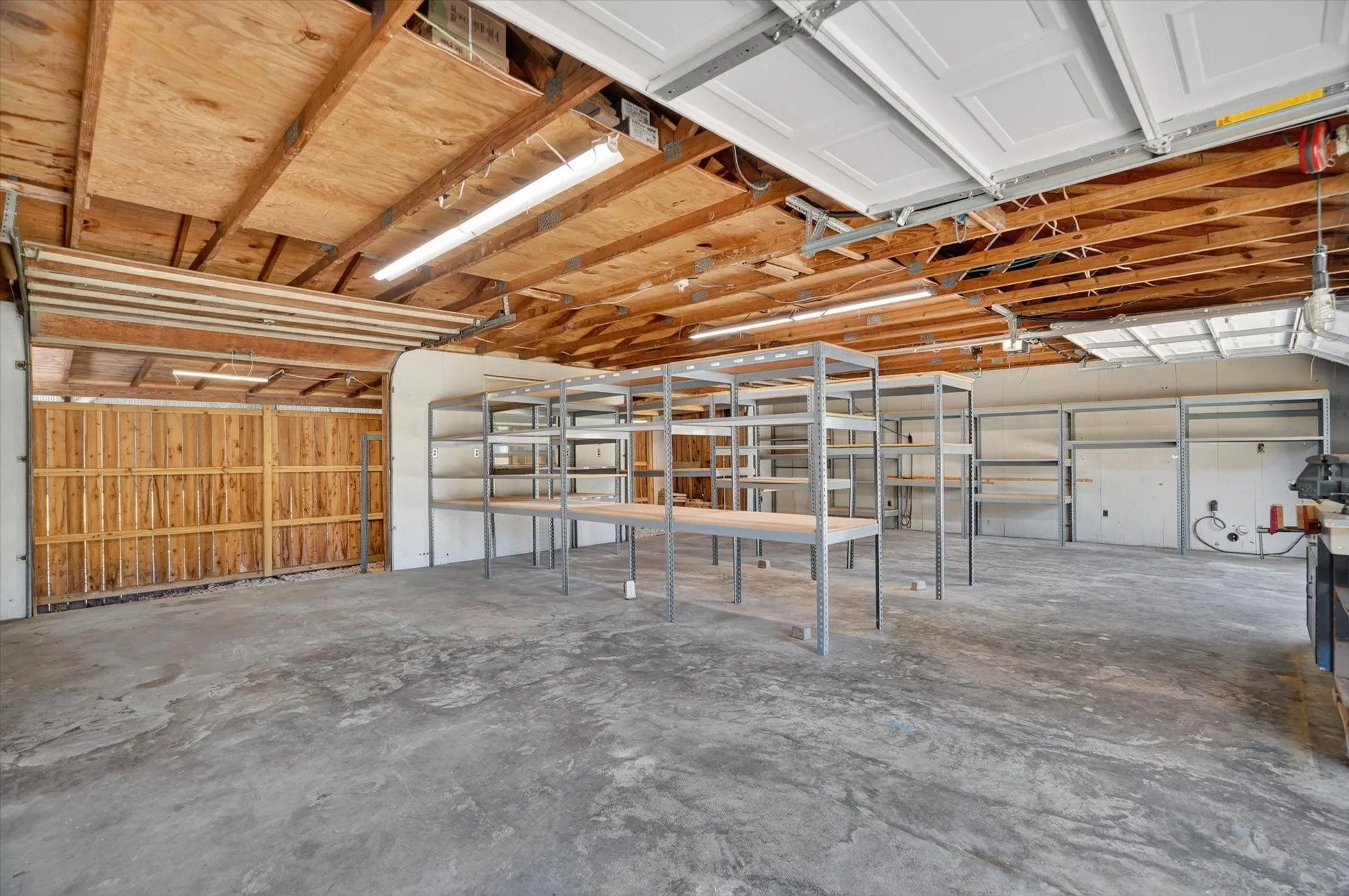 Single Family Residence For Sale in Bosque County , 418 County Road 1627, Clifton, Texas 76634, 3 Bedroom, 2 Bathroom, 2 Garage spaces, 1,976 Sqft, built in 1975, mls#21327917, Real Estate Agent in Clifton, Homes For Sale in Bosque county, Homes For Sale in Clifton, Realtor in Clifton Texas, Real Estate Brokerage Independent Realty Texas, Luminita Cordes Realtor