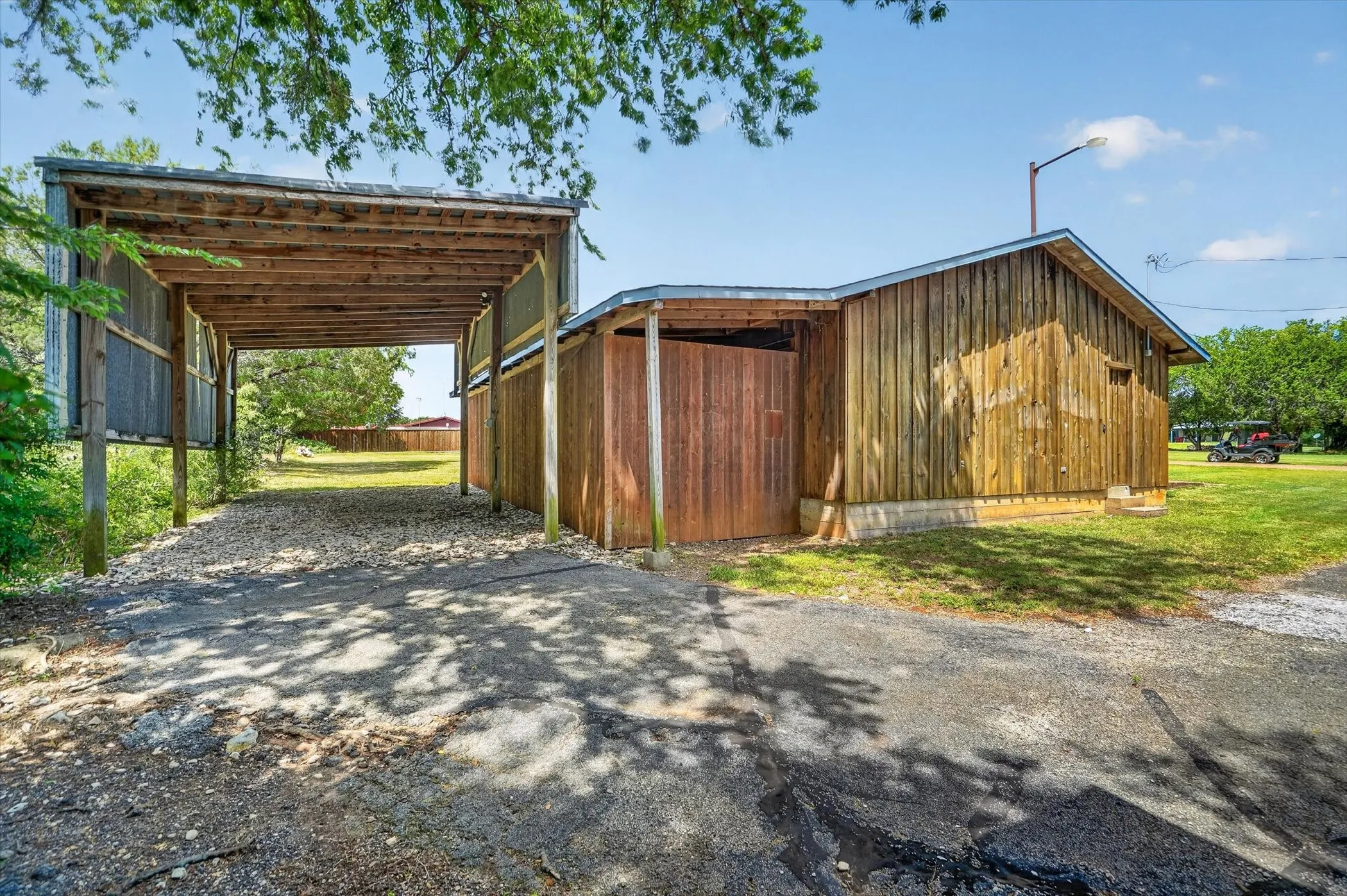 Single Family Residence For Sale in Bosque County , 418 County Road 1627, Clifton, Texas 76634, 3 Bedroom, 2 Bathroom, 2 Garage spaces, 1,976 Sqft, built in 1975, mls#21327917, Real Estate Agent in Clifton, Homes For Sale in Bosque county, Homes For Sale in Clifton, Realtor in Clifton Texas, Real Estate Brokerage Independent Realty Texas, Luminita Cordes Realtor