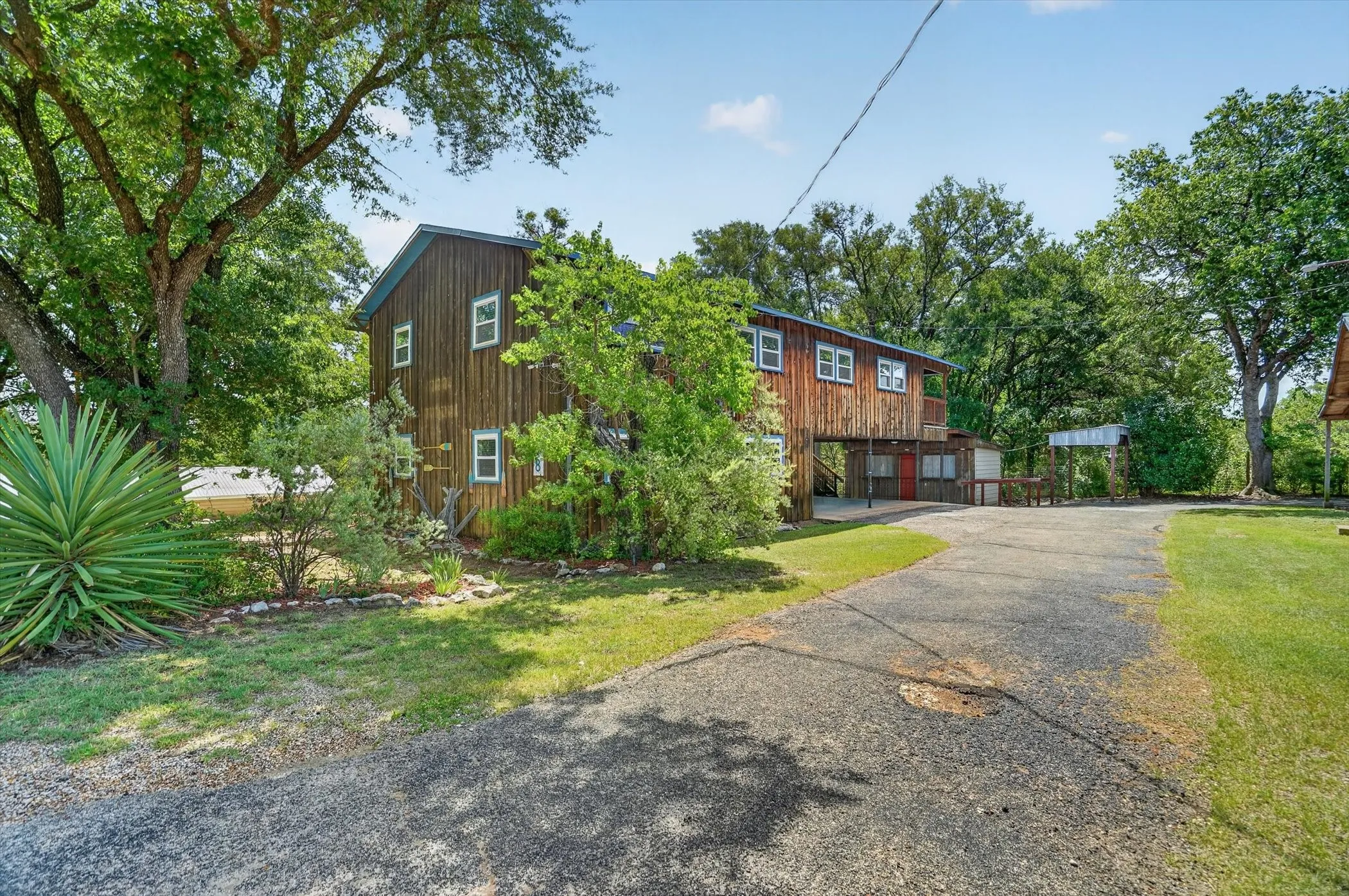 Single Family Residence For Sale in Bosque County , 418 County Road 1627, Clifton, Texas 76634, 3 Bedroom, 2 Bathroom, 2 Garage spaces, 1,976 Sqft, built in 1975, mls#21327917, Real Estate Agent in Clifton, Homes For Sale in Bosque county, Homes For Sale in Clifton, Realtor in Clifton Texas, Real Estate Brokerage Independent Realty Texas, Luminita Cordes Realtor