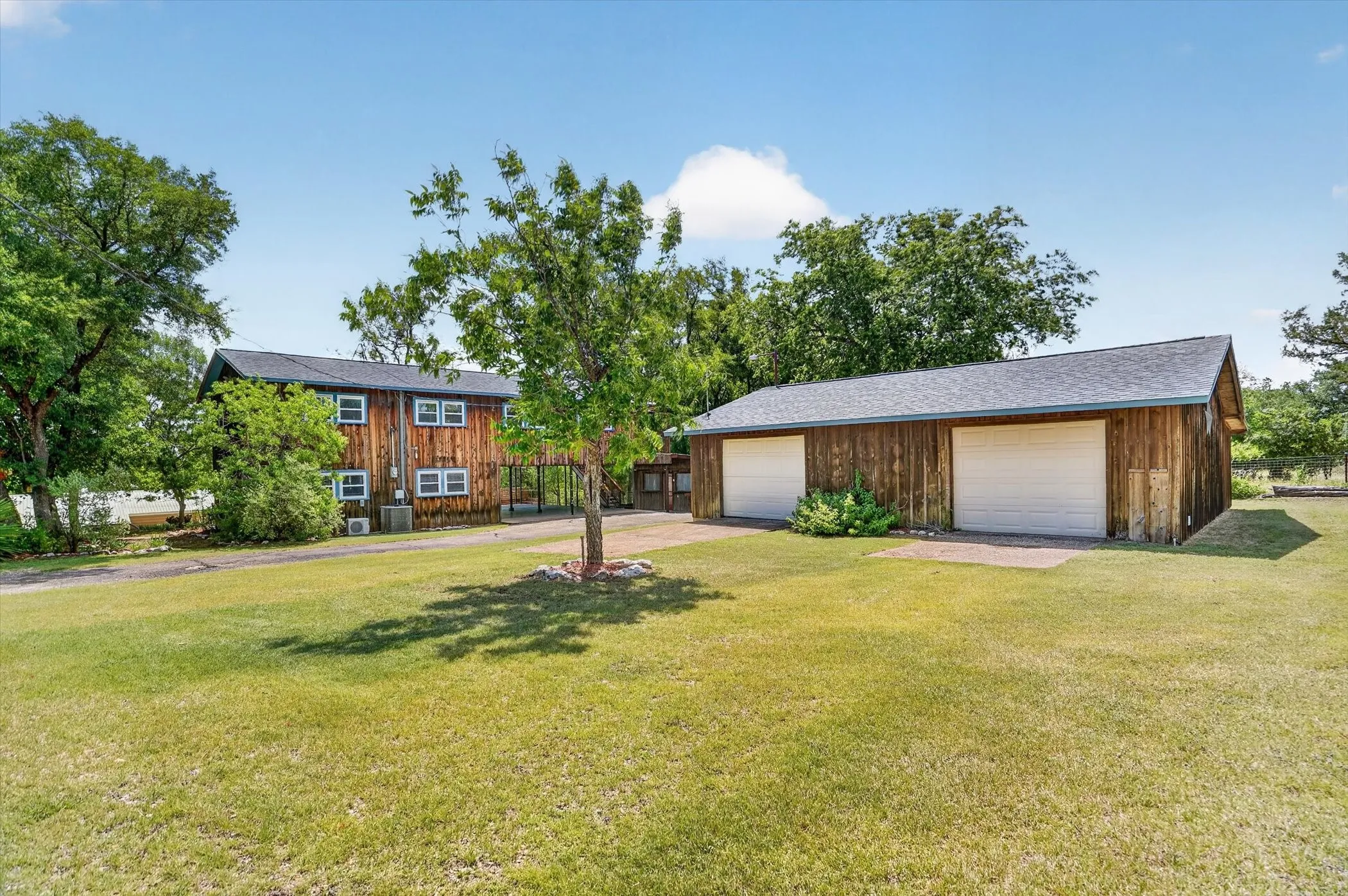 Single Family Residence For Sale in Bosque County , 418 County Road 1627, Clifton, Texas 76634, 3 Bedroom, 2 Bathroom, 2 Garage spaces, 1,976 Sqft, built in 1975, mls#21327917, Real Estate Agent in Clifton, Homes For Sale in Bosque county, Homes For Sale in Clifton, Realtor in Clifton Texas, Real Estate Brokerage Independent Realty Texas, Luminita Cordes Realtor