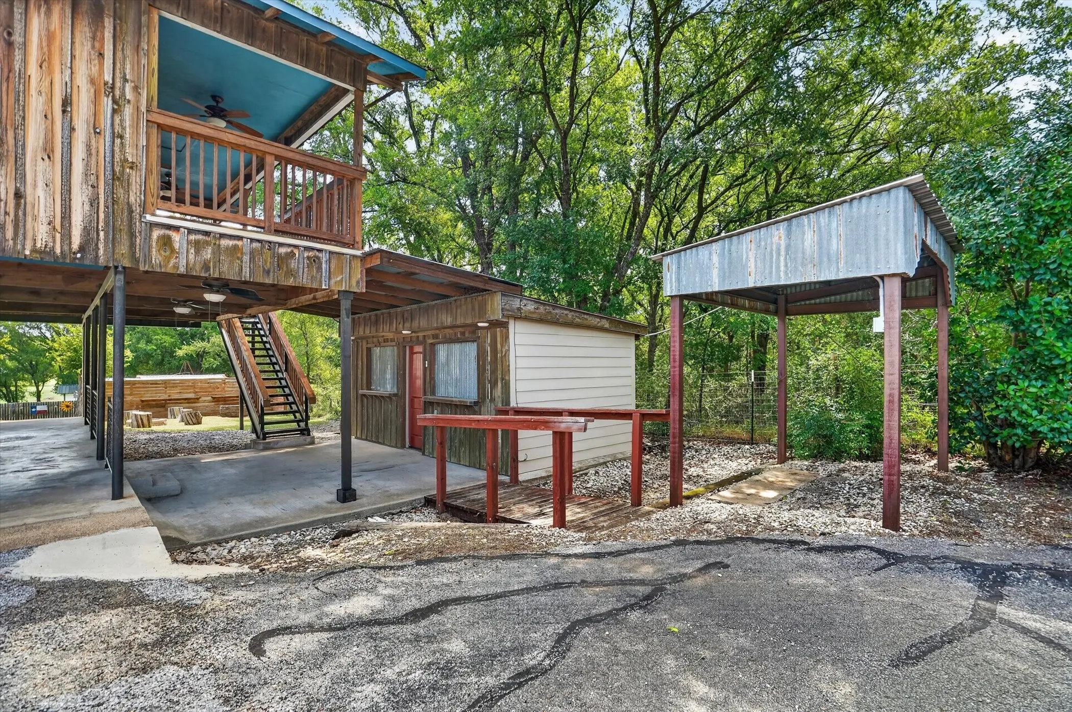 Single Family Residence For Sale in Bosque County , 418 County Road 1627, Clifton, Texas 76634, 3 Bedroom, 2 Bathroom, 2 Garage spaces, 1,976 Sqft, built in 1975, mls#21327917, Real Estate Agent in Clifton, Homes For Sale in Bosque county, Homes For Sale in Clifton, Realtor in Clifton Texas, Real Estate Brokerage Independent Realty Texas, Luminita Cordes Realtor