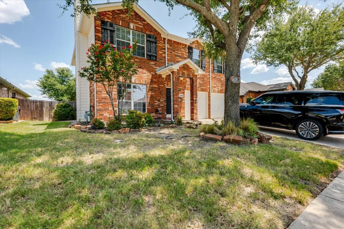 Single Family Residence For Sale in Tarrant County , 11648 Aspen Creek Drive, Fort Worth, Texas 76244, 3 Bedroom, 3 Bathroom, 2 Garage spaces, 2,025 Sqft, built in 2003, Price $345,000, mls#21329188, Real Estate Agent in Fort Worth, Homes For Sale in Tarrant county, Homes For Sale in Fort Worth, Realtor in Fort Worth Texas, Real Estate Brokerage Independent Realty Texas, Luminita Cordes Realtor