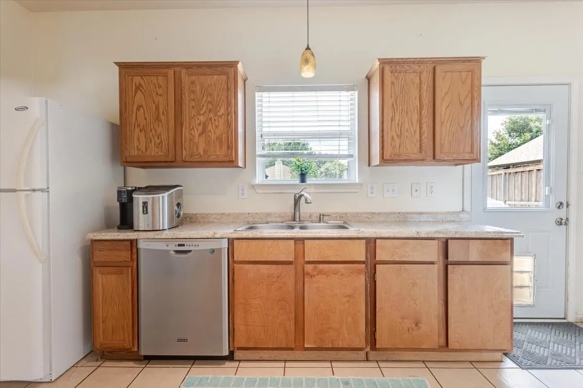 Single Family Residence For Sale in Tarrant County , 11648 Aspen Creek Drive, Fort Worth, Texas 76244, 3 Bedroom, 3 Bathroom, 2 Garage spaces, 2,025 Sqft, built in 2003, Price $345,000, mls#21329188, Real Estate Agent in Fort Worth, Homes For Sale in Tarrant county, Homes For Sale in Fort Worth, Realtor in Fort Worth Texas, Real Estate Brokerage Independent Realty Texas, Luminita Cordes Realtor