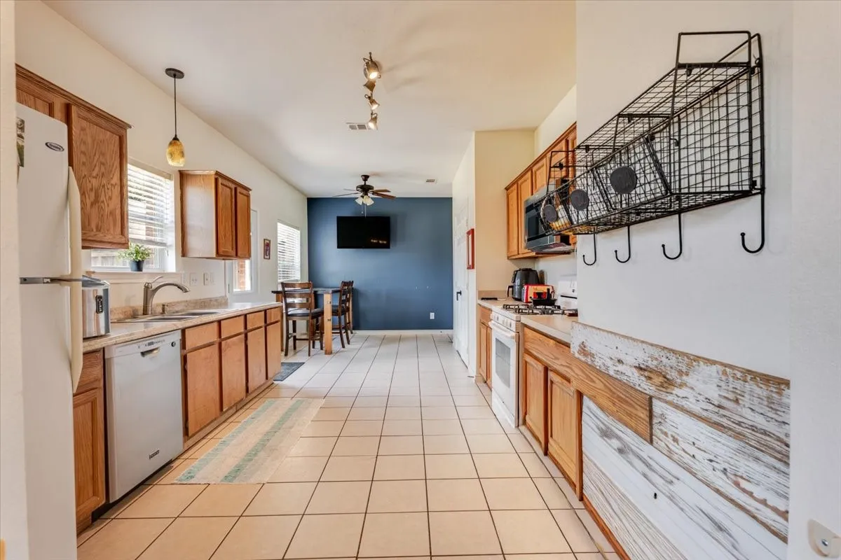 Single Family Residence For Sale in Tarrant County , 11648 Aspen Creek Drive, Fort Worth, Texas 76244, 3 Bedroom, 3 Bathroom, 2 Garage spaces, 2,025 Sqft, built in 2003, Price $345,000, mls#21329188, Real Estate Agent in Fort Worth, Homes For Sale in Tarrant county, Homes For Sale in Fort Worth, Realtor in Fort Worth Texas, Real Estate Brokerage Independent Realty Texas, Luminita Cordes Realtor