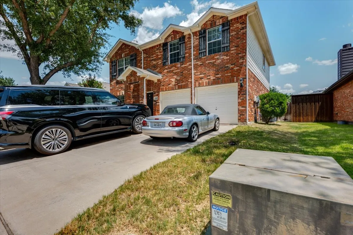 Single Family Residence For Sale in Tarrant County , 11648 Aspen Creek Drive, Fort Worth, Texas 76244, 3 Bedroom, 3 Bathroom, 2 Garage spaces, 2,025 Sqft, built in 2003, Price $345,000, mls#21329188, Real Estate Agent in Fort Worth, Homes For Sale in Tarrant county, Homes For Sale in Fort Worth, Realtor in Fort Worth Texas, Real Estate Brokerage Independent Realty Texas, Luminita Cordes Realtor