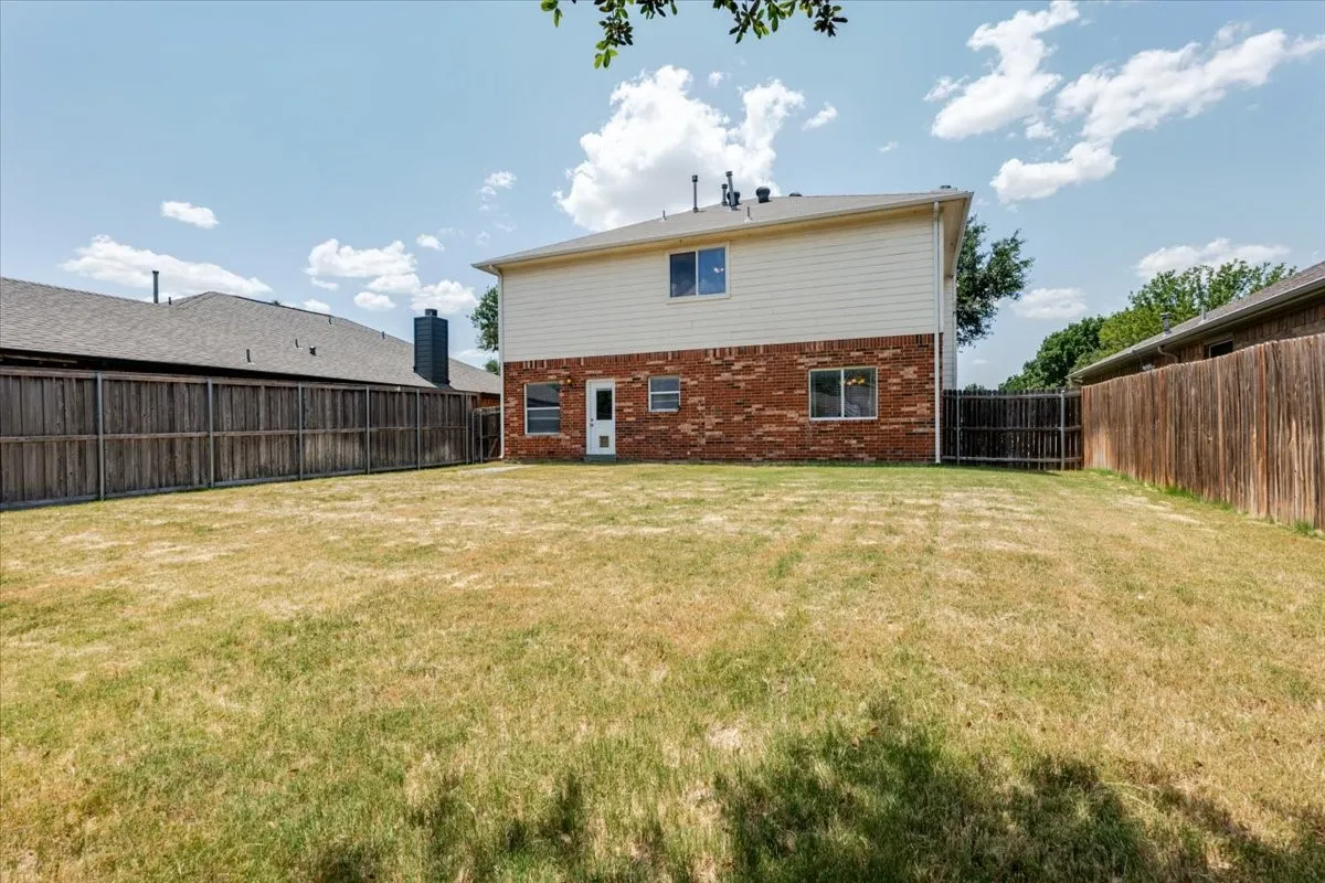 Single Family Residence For Sale in Tarrant County , 11648 Aspen Creek Drive, Fort Worth, Texas 76244, 3 Bedroom, 3 Bathroom, 2 Garage spaces, 2,025 Sqft, built in 2003, Price $345,000, mls#21329188, Real Estate Agent in Fort Worth, Homes For Sale in Tarrant county, Homes For Sale in Fort Worth, Realtor in Fort Worth Texas, Real Estate Brokerage Independent Realty Texas, Luminita Cordes Realtor