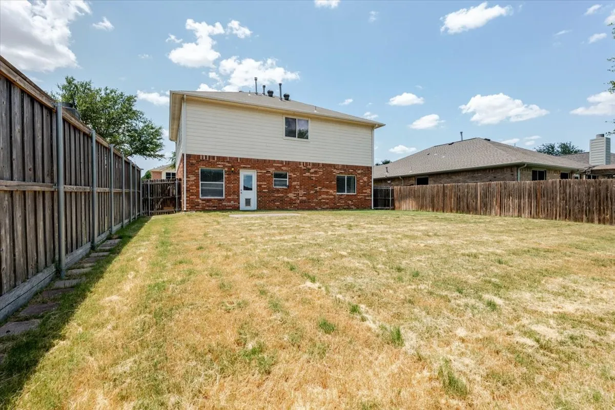 Single Family Residence For Sale in Tarrant County , 11648 Aspen Creek Drive, Fort Worth, Texas 76244, 3 Bedroom, 3 Bathroom, 2 Garage spaces, 2,025 Sqft, built in 2003, Price $345,000, mls#21329188, Real Estate Agent in Fort Worth, Homes For Sale in Tarrant county, Homes For Sale in Fort Worth, Realtor in Fort Worth Texas, Real Estate Brokerage Independent Realty Texas, Luminita Cordes Realtor