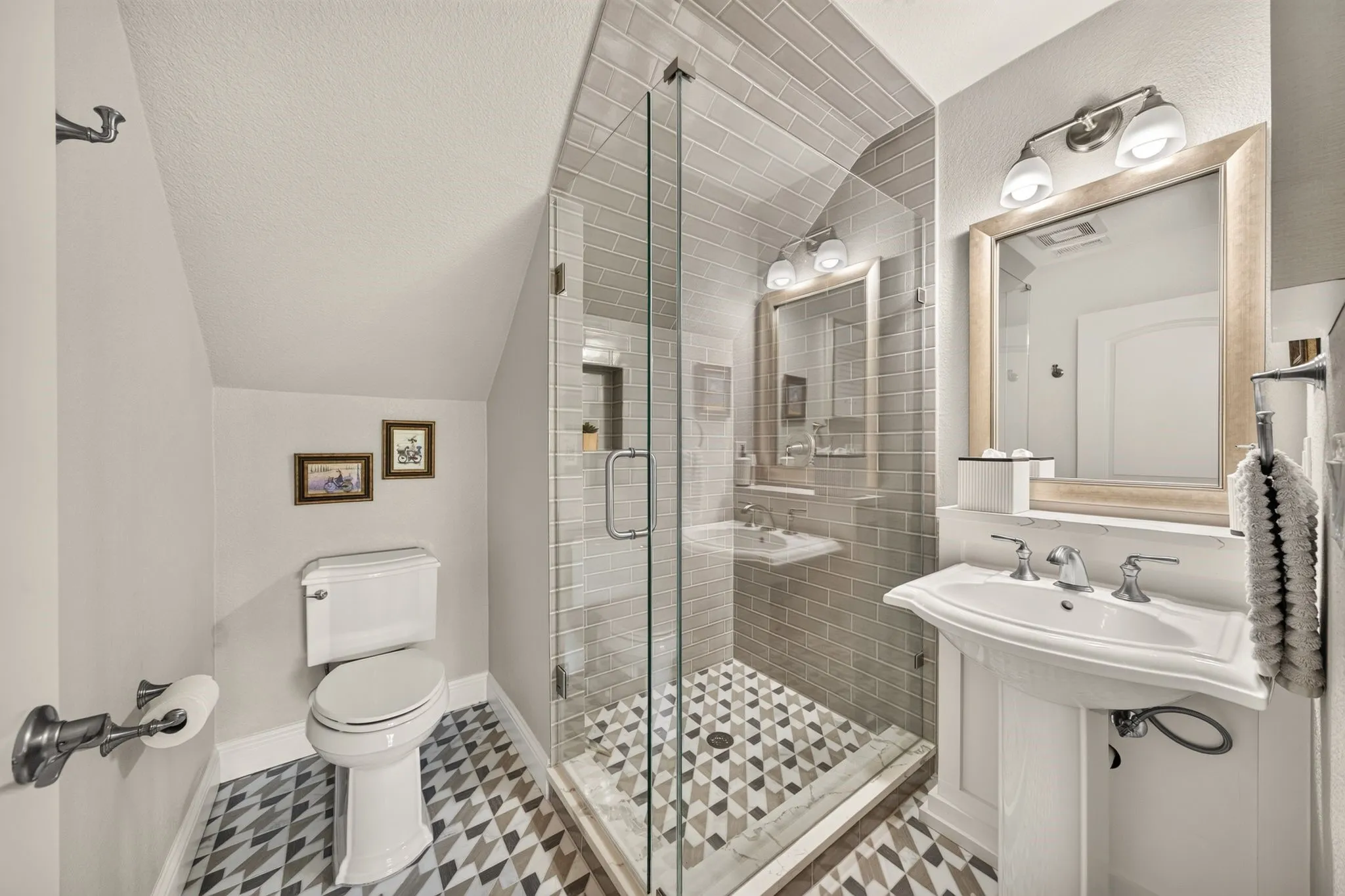 Single Family Residence For Sale in Tarrant County , 1311 Concord Avenue, Southlake, Texas 76092, 4 Bedroom, 6 Bathroom, 3 Garage spaces, 4,786 Sqft, built in 1992, mls#21328390, Real Estate Agent in Southlake, Homes For Sale in Tarrant county, Homes For Sale in Southlake, Realtor in Southlake Texas, Real Estate Brokerage Independent Realty Texas, Luminita Cordes Realtor