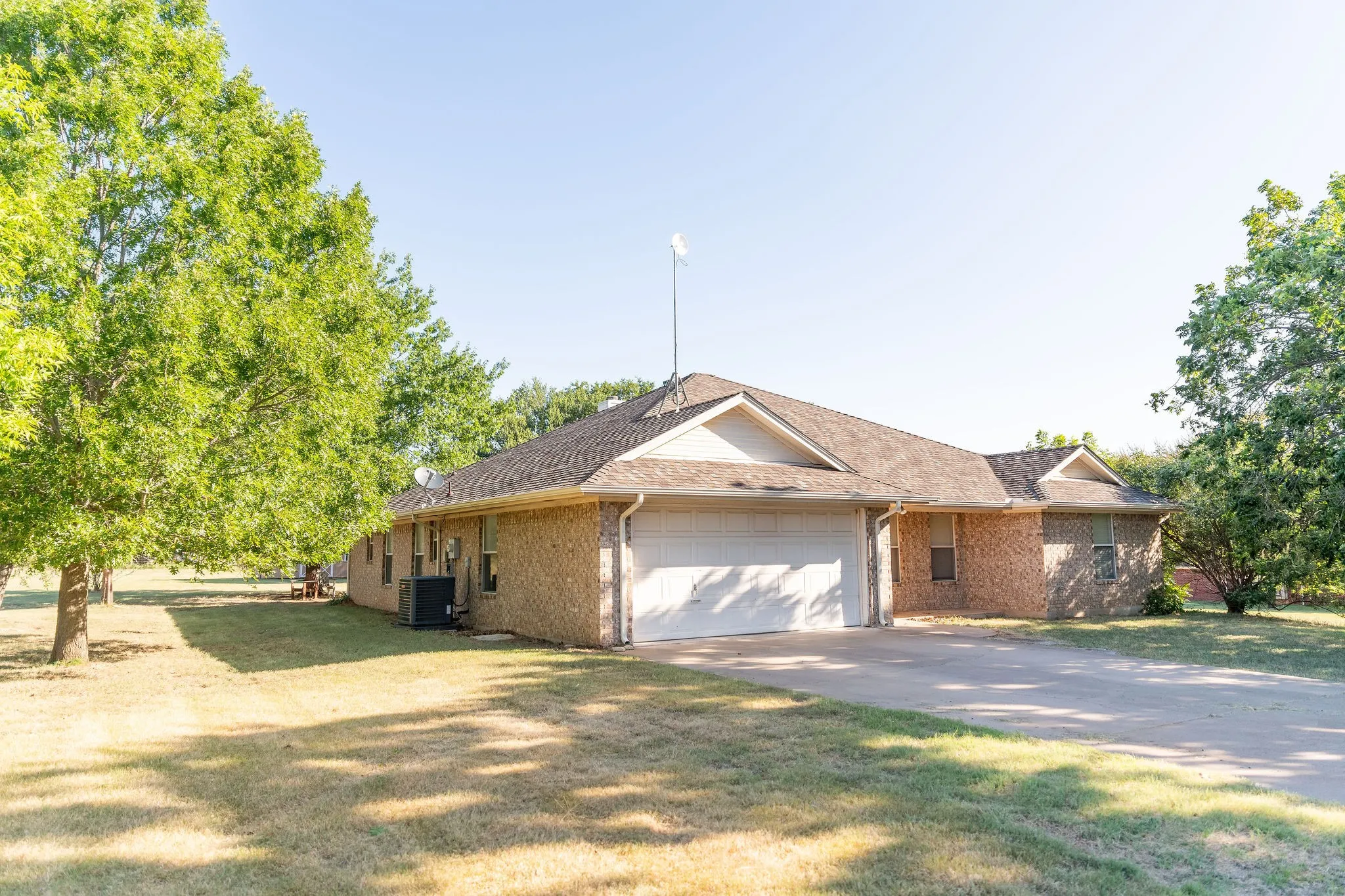 Single Family Residence For Sale in Somervell County , 1193 County Road 318, Glen Rose, Texas 76043, 4 Bedroom, 2 Bathroom, 2 Garage spaces, 1,979 Sqft, built in 2001, mls#21326655, Real Estate Agent in Glen Rose, Homes For Sale in Somervell county, Homes For Sale in Glen Rose, Realtor in Glen Rose Texas, Real Estate Brokerage Independent Realty Texas, Luminita Cordes Realtor