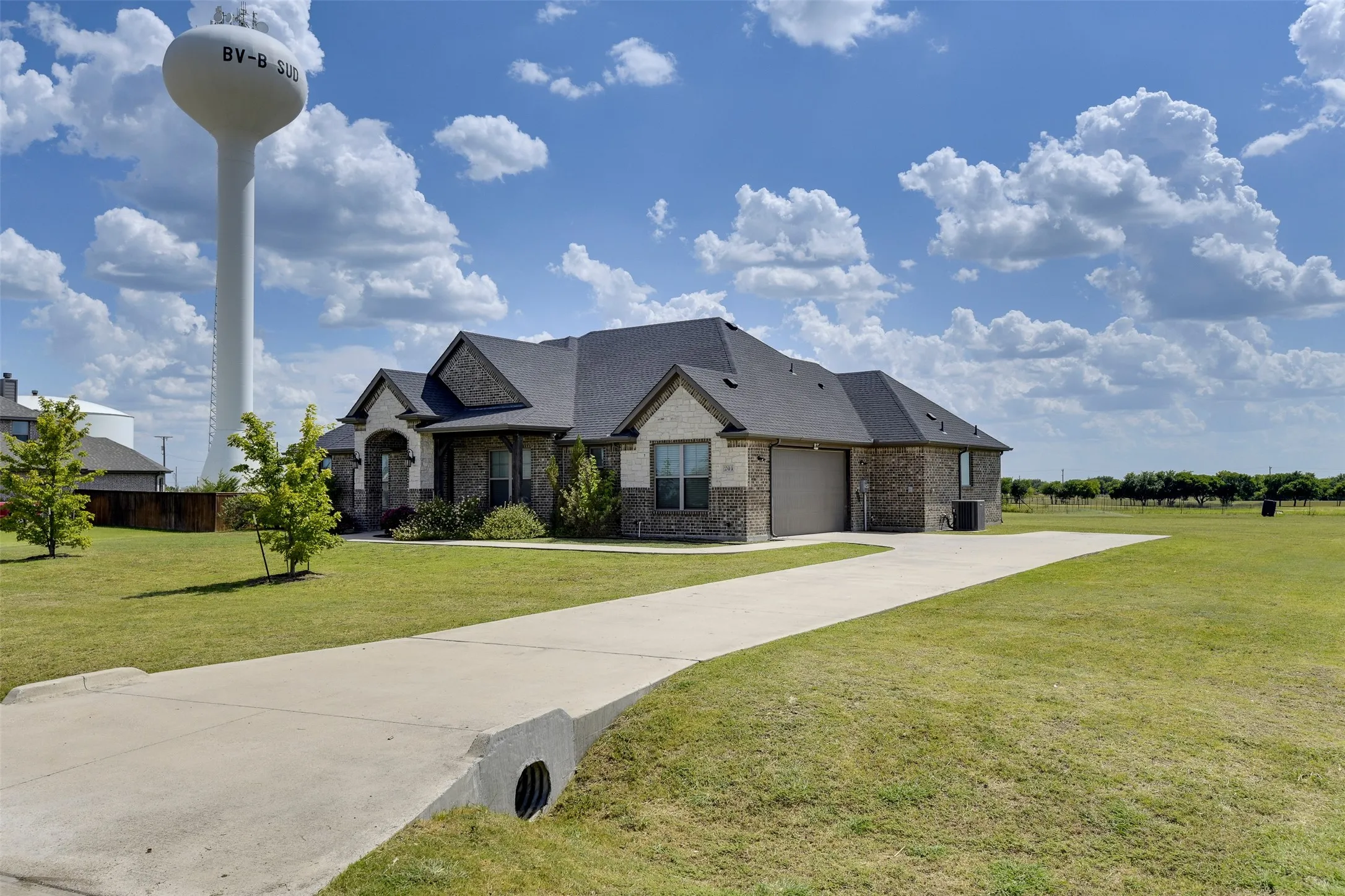 Single Family Residence For Sale in Ellis County , 201 Evening Fire Drive, Waxahachie, Texas 75167, 4 Bedroom, 2 Bathroom, 2 Garage spaces, 2,296 Sqft, built in 2019, mls#21329209, Real Estate Agent in Waxahachie, Homes For Sale in Ellis county, Homes For Sale in Waxahachie, Realtor in Waxahachie Texas, Real Estate Brokerage Independent Realty Texas, Luminita Cordes Realtor