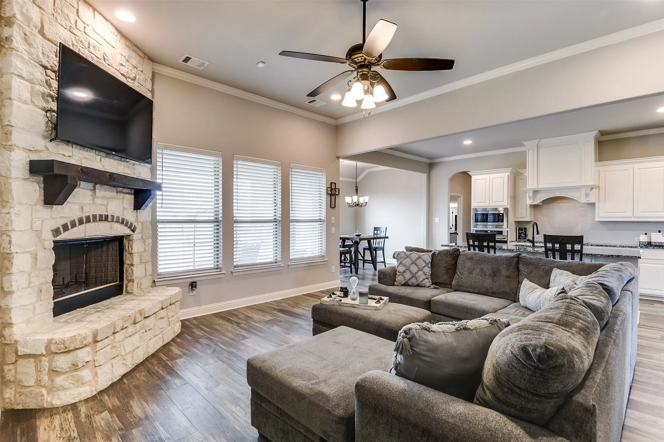 Single Family Residence For Sale in Ellis County , 201 Evening Fire Drive, Waxahachie, Texas 75167, 4 Bedroom, 2 Bathroom, 2 Garage spaces, 2,296 Sqft, built in 2019, mls#21329209, Real Estate Agent in Waxahachie, Homes For Sale in Ellis county, Homes For Sale in Waxahachie, Realtor in Waxahachie Texas, Real Estate Brokerage Independent Realty Texas, Luminita Cordes Realtor