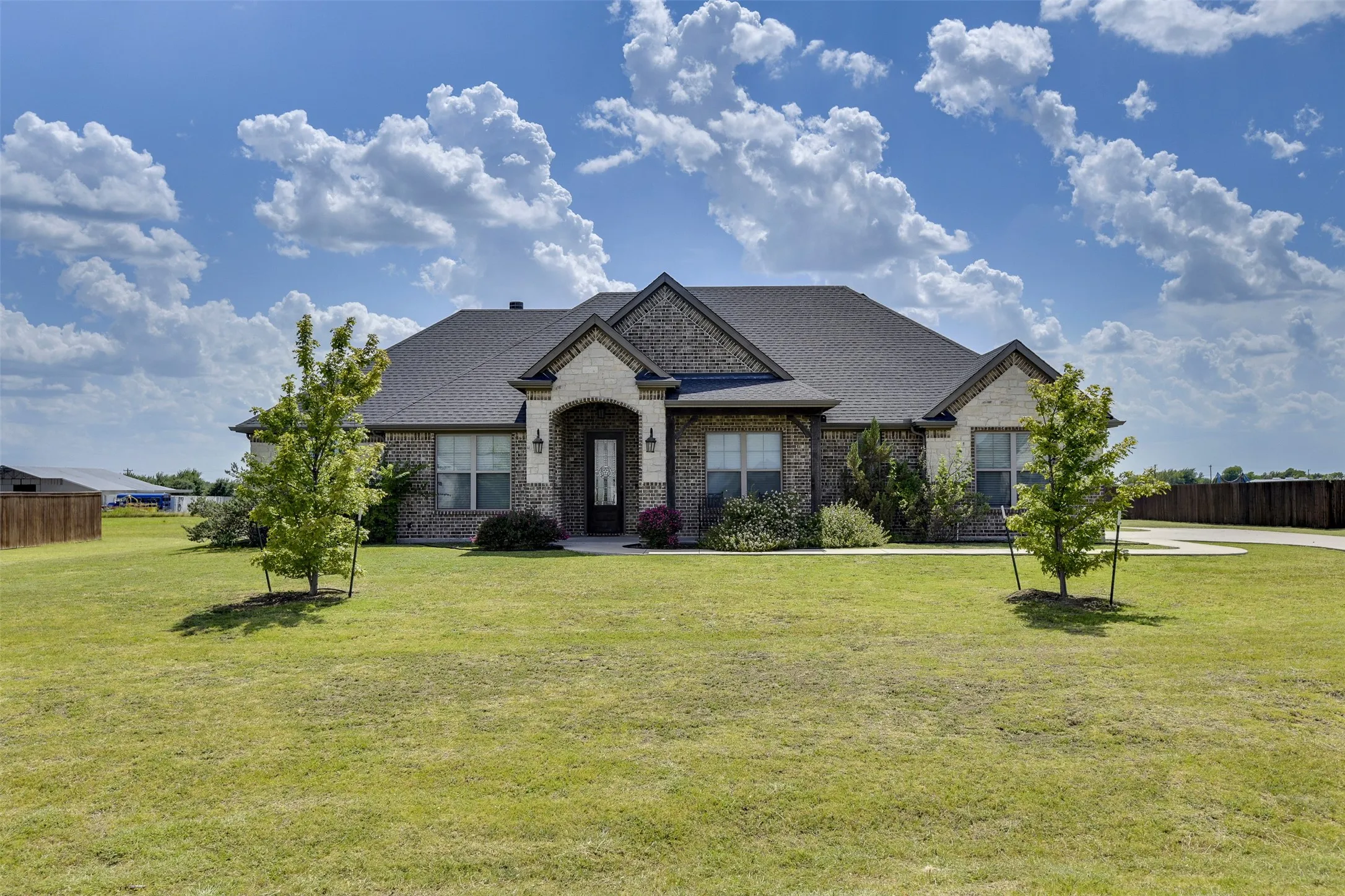 Single Family Residence For Sale in Ellis County , 201 Evening Fire Drive, Waxahachie, Texas 75167, 4 Bedroom, 2 Bathroom, 2 Garage spaces, 2,296 Sqft, built in 2019, mls#21329209, Real Estate Agent in Waxahachie, Homes For Sale in Ellis county, Homes For Sale in Waxahachie, Realtor in Waxahachie Texas, Real Estate Brokerage Independent Realty Texas, Luminita Cordes Realtor