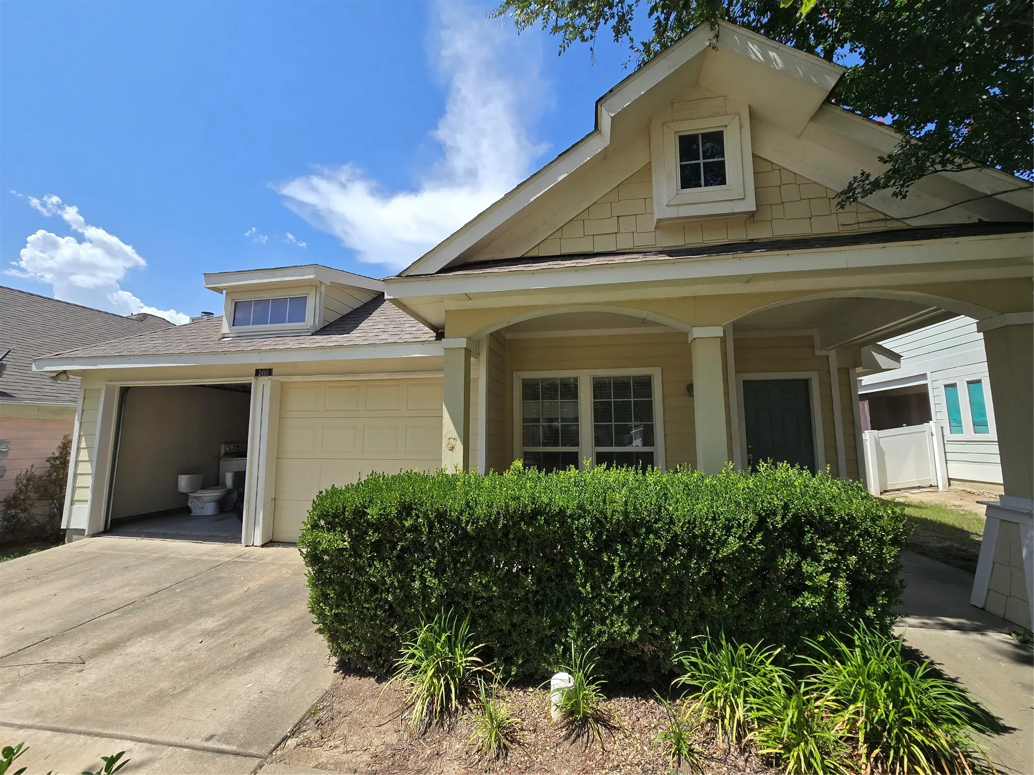 Single Family Residence For Rent in Collin County , 2410 Parkview Drive, Anna, Texas 75409, 3 Bedroom, 2 Bathroom, 2 Garage spaces, 1,735 Sqft, built in 2006, Price $1,950, mls#21329215, Real Estate Agent in Anna, Homes For Rent in Collin county, Homes For Rent in Anna, Realtor in Anna Texas, Real Estate Brokerage Independent Realty Texas, Luminita Cordes Realtor