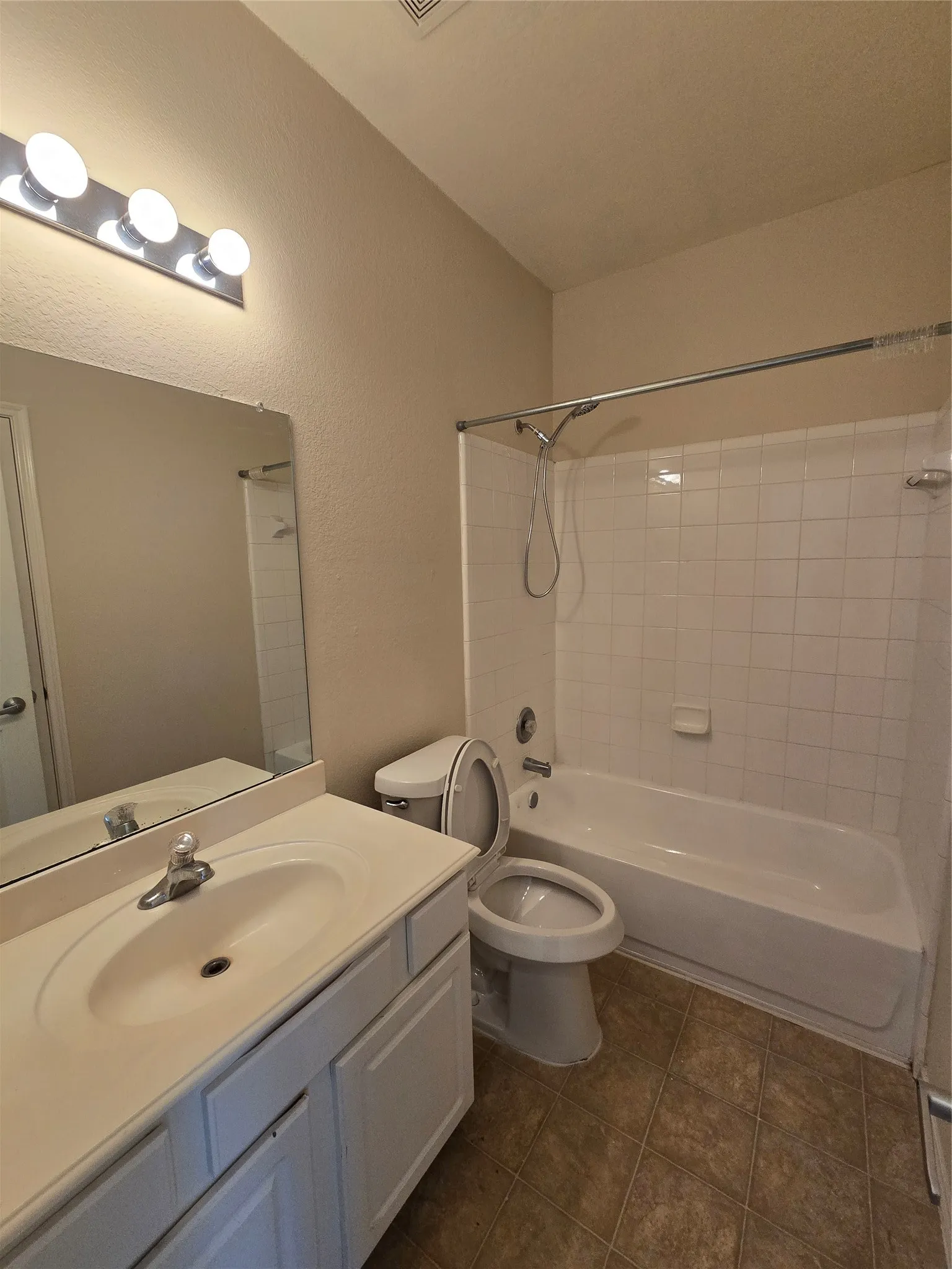 Single Family Residence For Rent in Collin County , 2410 Parkview Drive, Anna, Texas 75409, 3 Bedroom, 2 Bathroom, 2 Garage spaces, 1,735 Sqft, built in 2006, Price $1,950, mls#21329215, Real Estate Agent in Anna, Homes For Rent in Collin county, Homes For Rent in Anna, Realtor in Anna Texas, Real Estate Brokerage Independent Realty Texas, Luminita Cordes Realtor