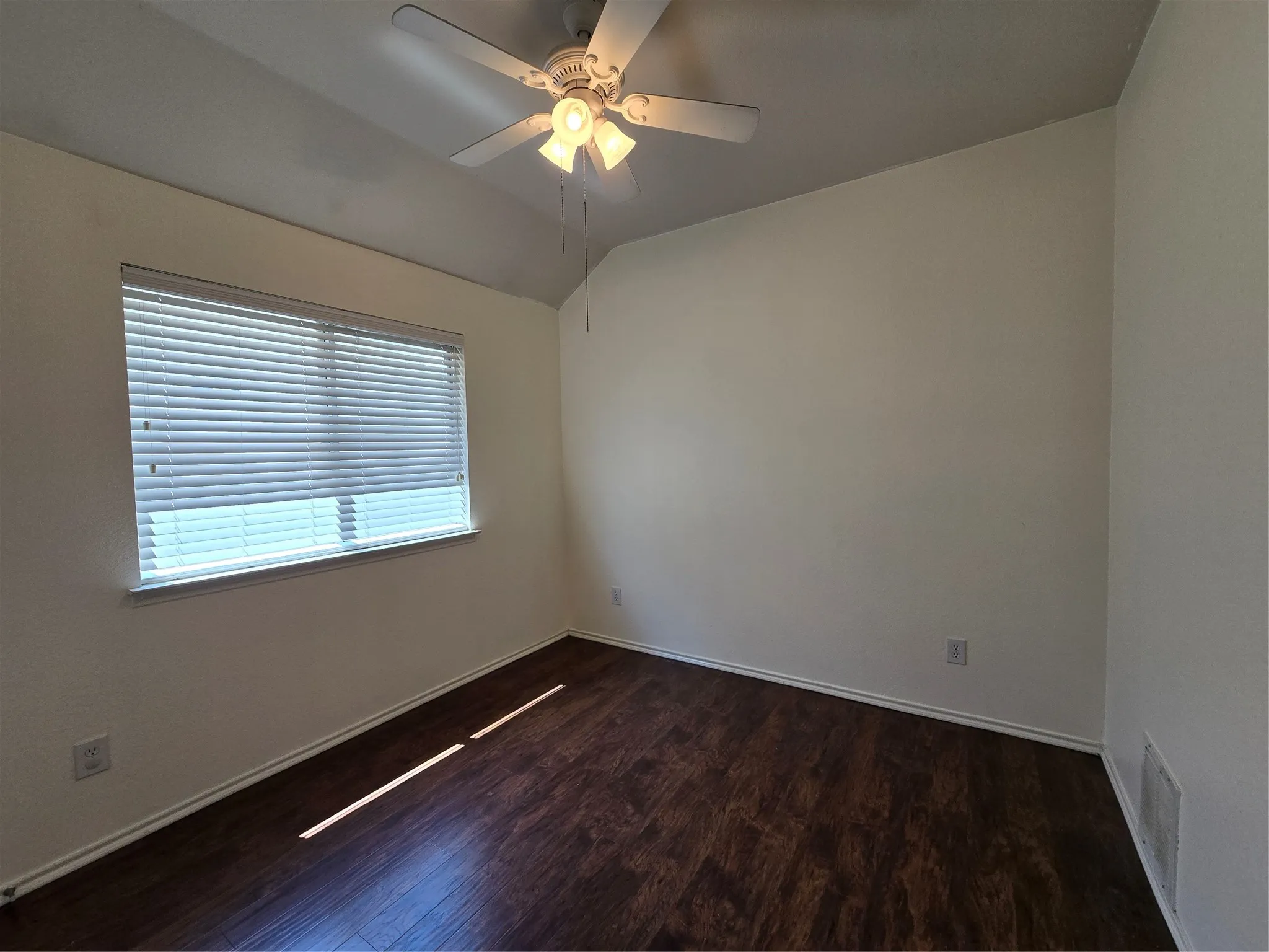 Single Family Residence For Rent in Collin County , 2410 Parkview Drive, Anna, Texas 75409, 3 Bedroom, 2 Bathroom, 2 Garage spaces, 1,735 Sqft, built in 2006, Price $1,950, mls#21329215, Real Estate Agent in Anna, Homes For Rent in Collin county, Homes For Rent in Anna, Realtor in Anna Texas, Real Estate Brokerage Independent Realty Texas, Luminita Cordes Realtor