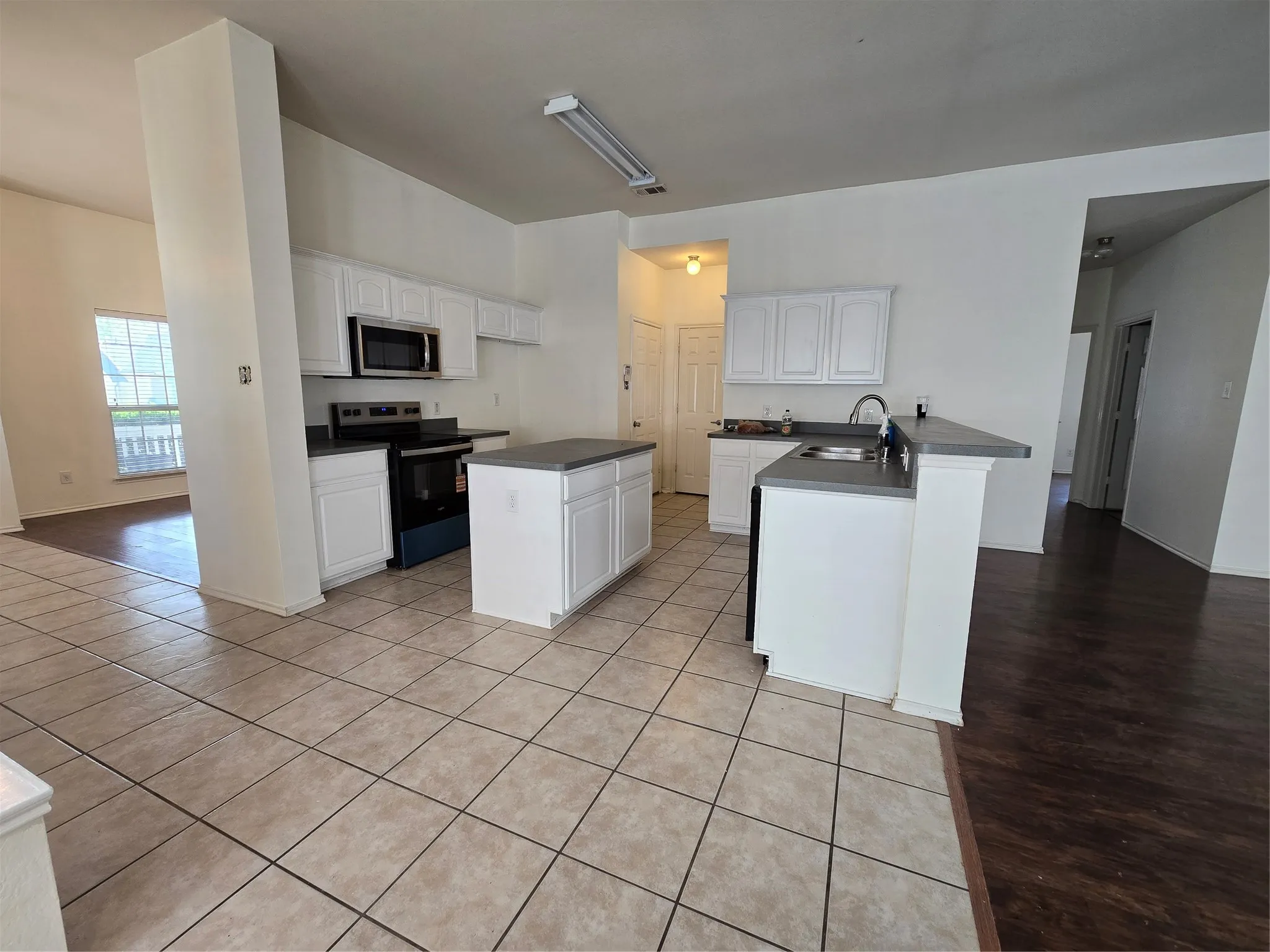 Single Family Residence For Rent in Collin County , 2410 Parkview Drive, Anna, Texas 75409, 3 Bedroom, 2 Bathroom, 2 Garage spaces, 1,735 Sqft, built in 2006, Price $1,950, mls#21329215, Real Estate Agent in Anna, Homes For Rent in Collin county, Homes For Rent in Anna, Realtor in Anna Texas, Real Estate Brokerage Independent Realty Texas, Luminita Cordes Realtor
