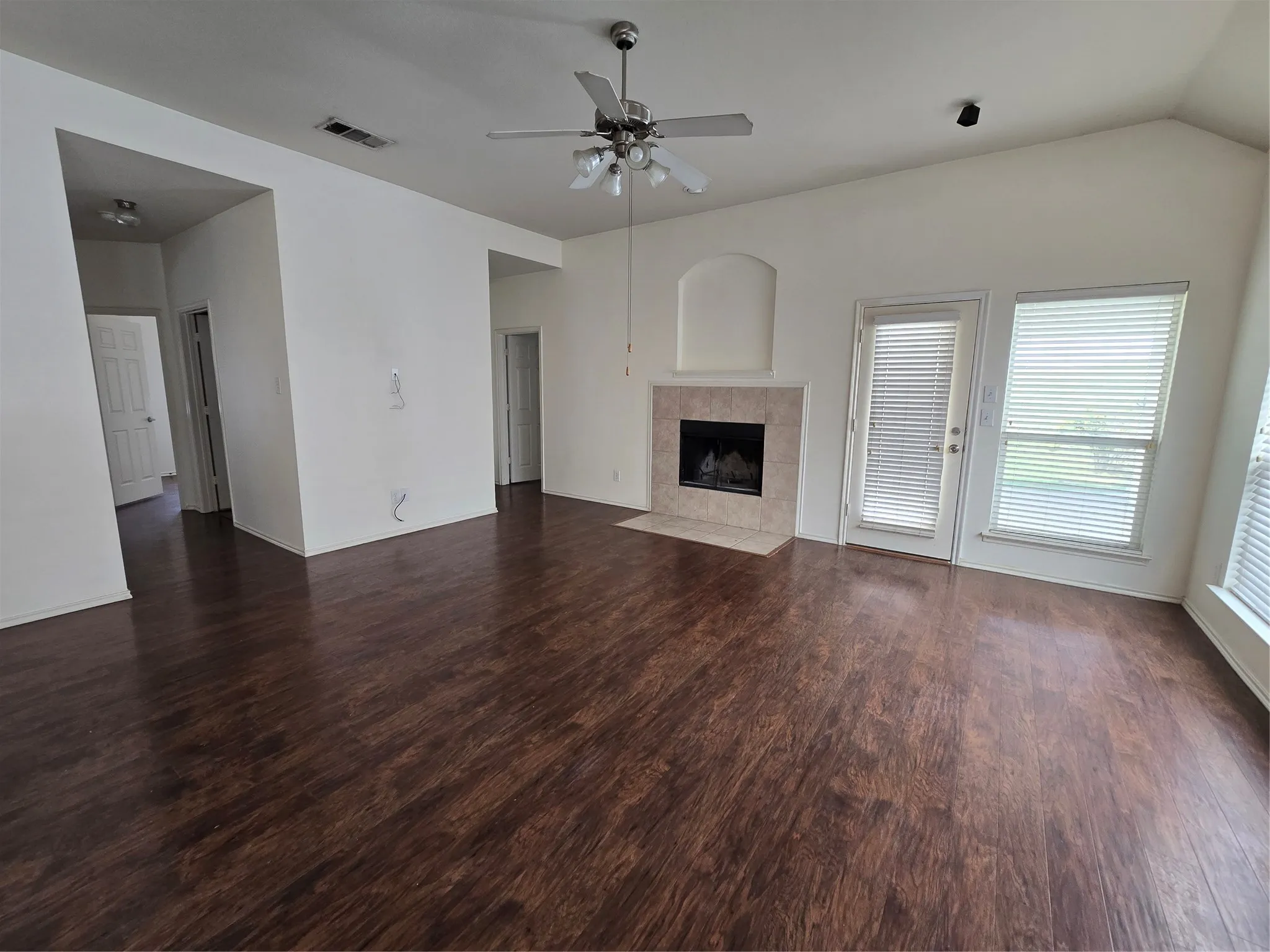 Single Family Residence For Rent in Collin County , 2410 Parkview Drive, Anna, Texas 75409, 3 Bedroom, 2 Bathroom, 2 Garage spaces, 1,735 Sqft, built in 2006, Price $1,950, mls#21329215, Real Estate Agent in Anna, Homes For Rent in Collin county, Homes For Rent in Anna, Realtor in Anna Texas, Real Estate Brokerage Independent Realty Texas, Luminita Cordes Realtor