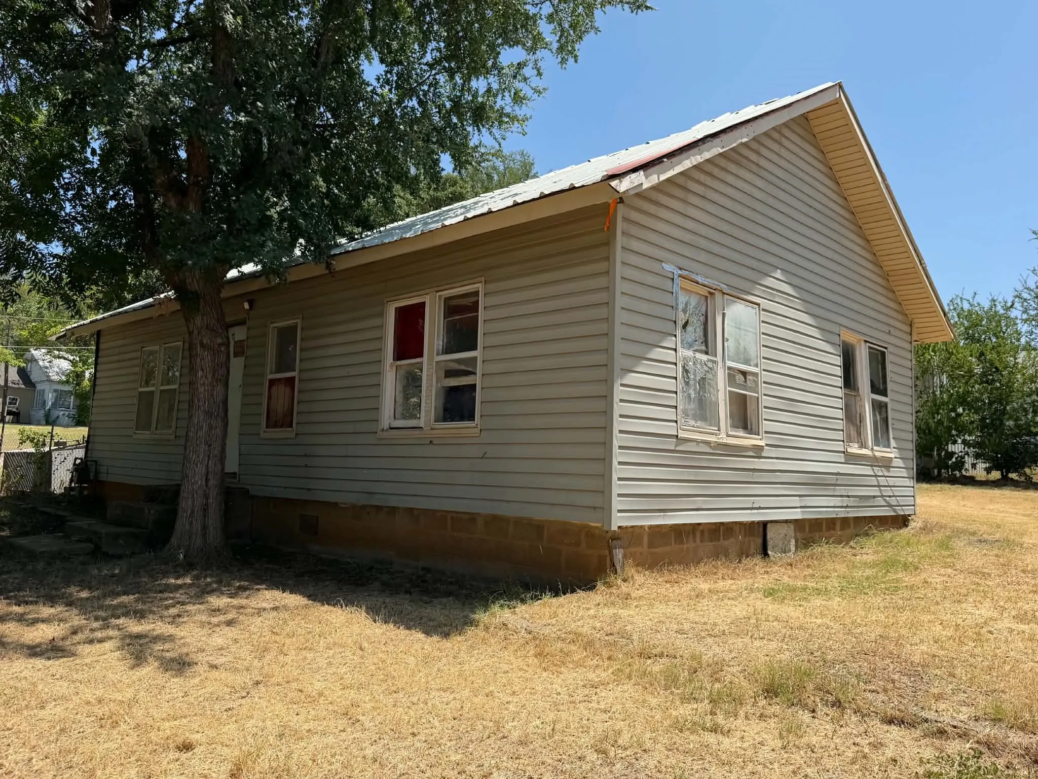 Single Family Residence For Sale in Young County , 706 Ribble Road, Graham, Texas 76450, 2 Bedrooms, 1 Bathroom, Garage spaces, 874 Sqft, built in 1955, Price $75,000, mls#21328279, Real Estate Agent in Graham, Homes For Sale in Young county, Homes For Sale in Graham, Realtor in Graham Texas, Real Estate Brokerage Independent Realty Texas, Luminita Cordes Realtor