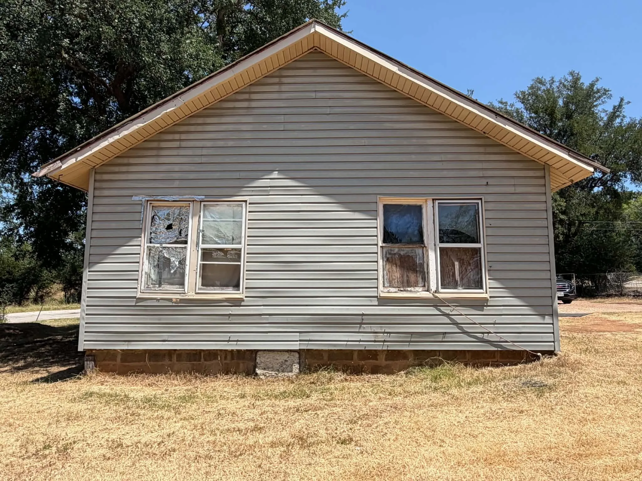 Single Family Residence For Sale in Young County , 706 Ribble Road, Graham, Texas 76450, 2 Bedrooms, 1 Bathroom, Garage spaces, 874 Sqft, built in 1955, Price $75,000, mls#21328279, Real Estate Agent in Graham, Homes For Sale in Young county, Homes For Sale in Graham, Realtor in Graham Texas, Real Estate Brokerage Independent Realty Texas, Luminita Cordes Realtor
