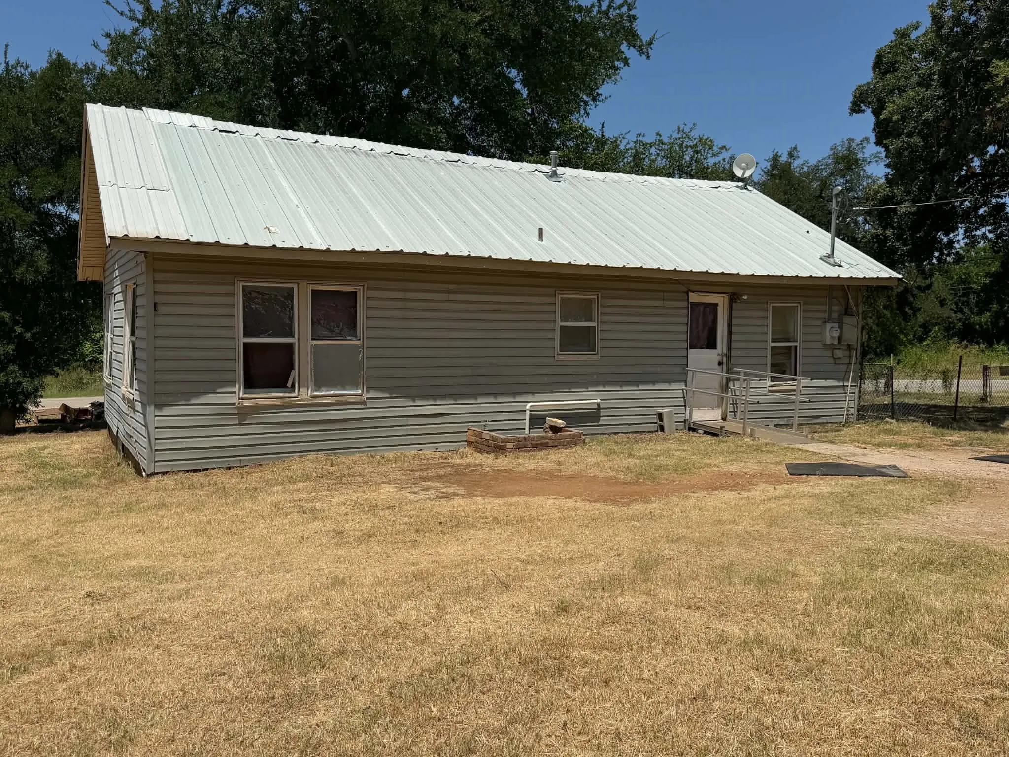 Single Family Residence For Sale in Young County , 706 Ribble Road, Graham, Texas 76450, 2 Bedrooms, 1 Bathroom, Garage spaces, 874 Sqft, built in 1955, Price $75,000, mls#21328279, Real Estate Agent in Graham, Homes For Sale in Young county, Homes For Sale in Graham, Realtor in Graham Texas, Real Estate Brokerage Independent Realty Texas, Luminita Cordes Realtor