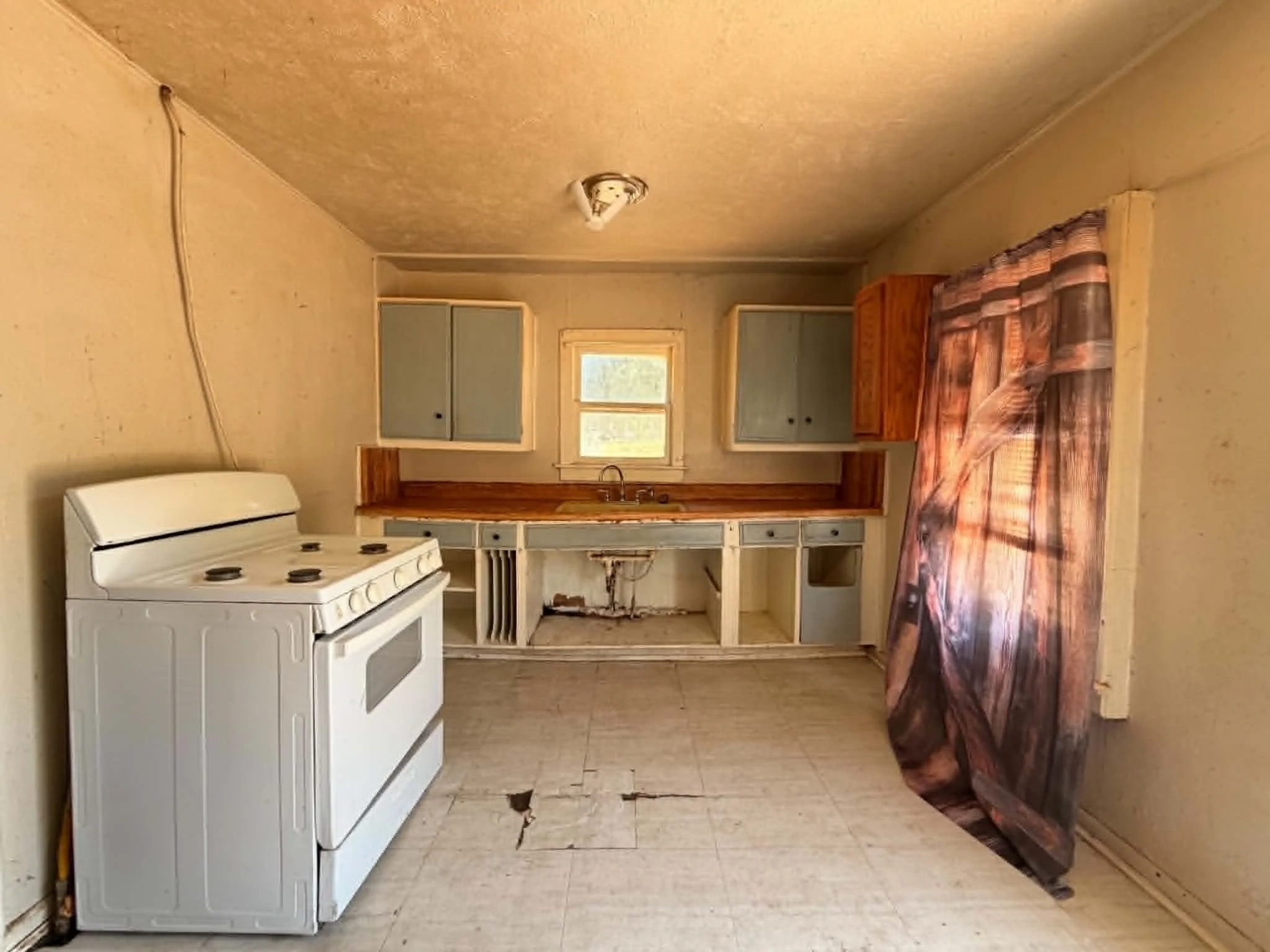 Single Family Residence For Sale in Young County , 706 Ribble Road, Graham, Texas 76450, 2 Bedrooms, 1 Bathroom, Garage spaces, 874 Sqft, built in 1955, Price $75,000, mls#21328279, Real Estate Agent in Graham, Homes For Sale in Young county, Homes For Sale in Graham, Realtor in Graham Texas, Real Estate Brokerage Independent Realty Texas, Luminita Cordes Realtor