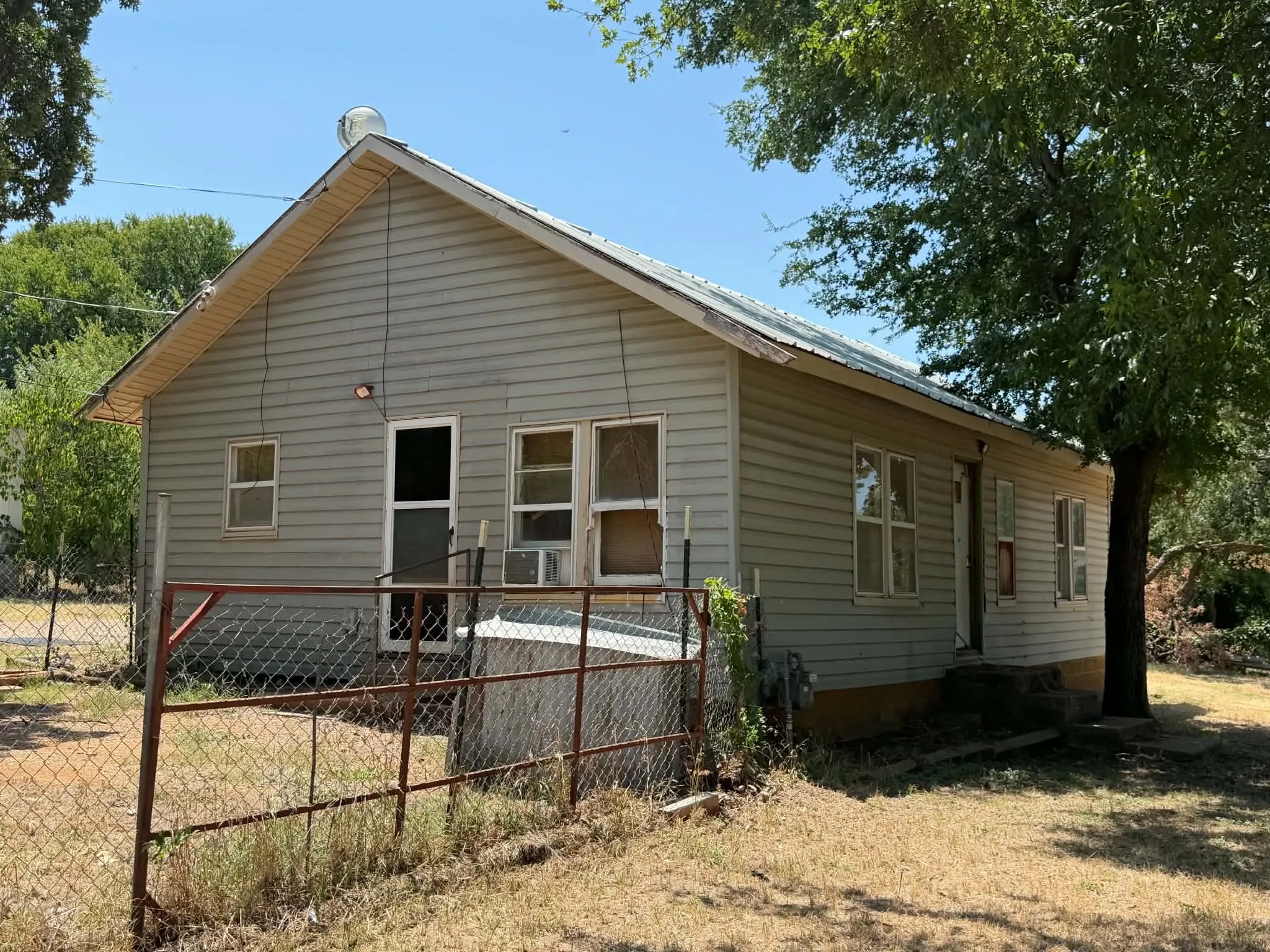 Single Family Residence For Sale in Young County , 706 Ribble Road, Graham, Texas 76450, 2 Bedrooms, 1 Bathroom, Garage spaces, 874 Sqft, built in 1955, Price $75,000, mls#21328279, Real Estate Agent in Graham, Homes For Sale in Young county, Homes For Sale in Graham, Realtor in Graham Texas, Real Estate Brokerage Independent Realty Texas, Luminita Cordes Realtor