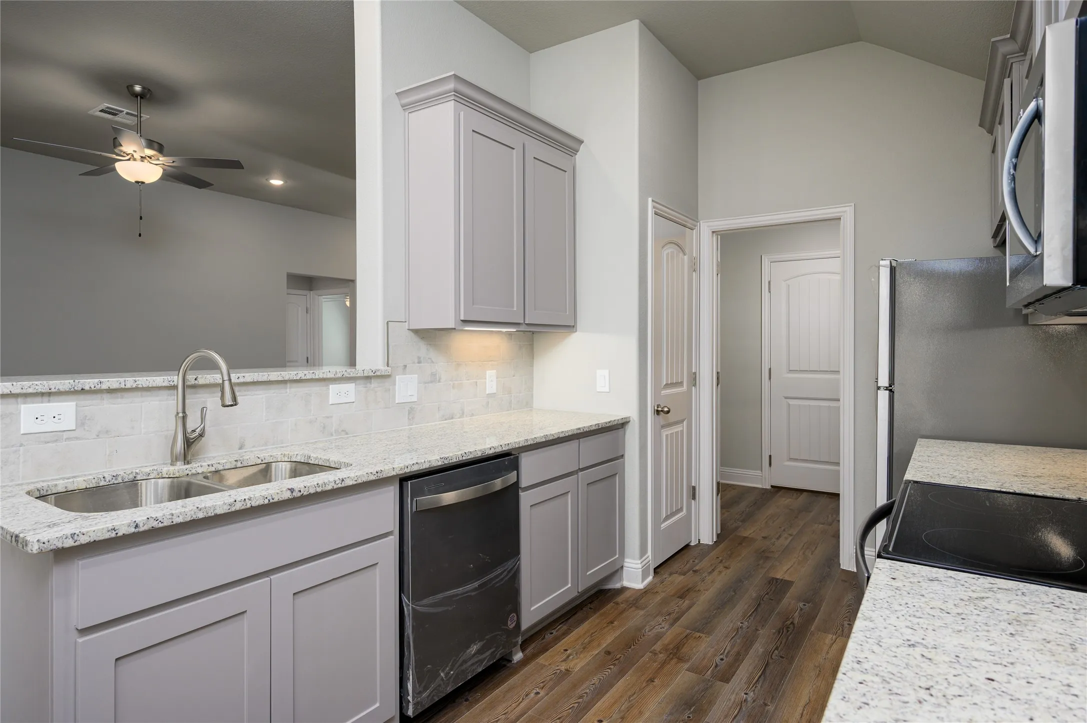 Single Family Residence For Rent in Grayson County , 2801 Tulip Drive, Sherman, Texas 75092, 3 Bedroom, 2 Bathroom, 2 Garage spaces, 1,672 Sqft, built in 2024, mls#21328465, Real Estate Agent in Sherman, Homes For Rent in Grayson county, Homes For Rent in Sherman, Realtor in Sherman Texas, Real Estate Brokerage Independent Realty Texas, Luminita Cordes Realtor