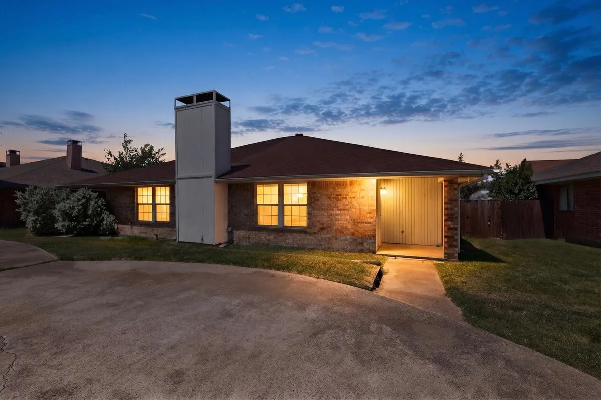 Single Family Residence For Sale in Collin County , 9693 Windy Ridge Road, Frisco, Texas 75033, 3 Bedroom, 2 Bathroom, Garage spaces, 1,251 Sqft, built in 1984, mls#21328946, Real Estate Agent in Frisco, Homes For Sale in Collin county, Homes For Sale in Frisco, Realtor in Frisco Texas, Real Estate Brokerage Independent Realty Texas, Luminita Cordes Realtor