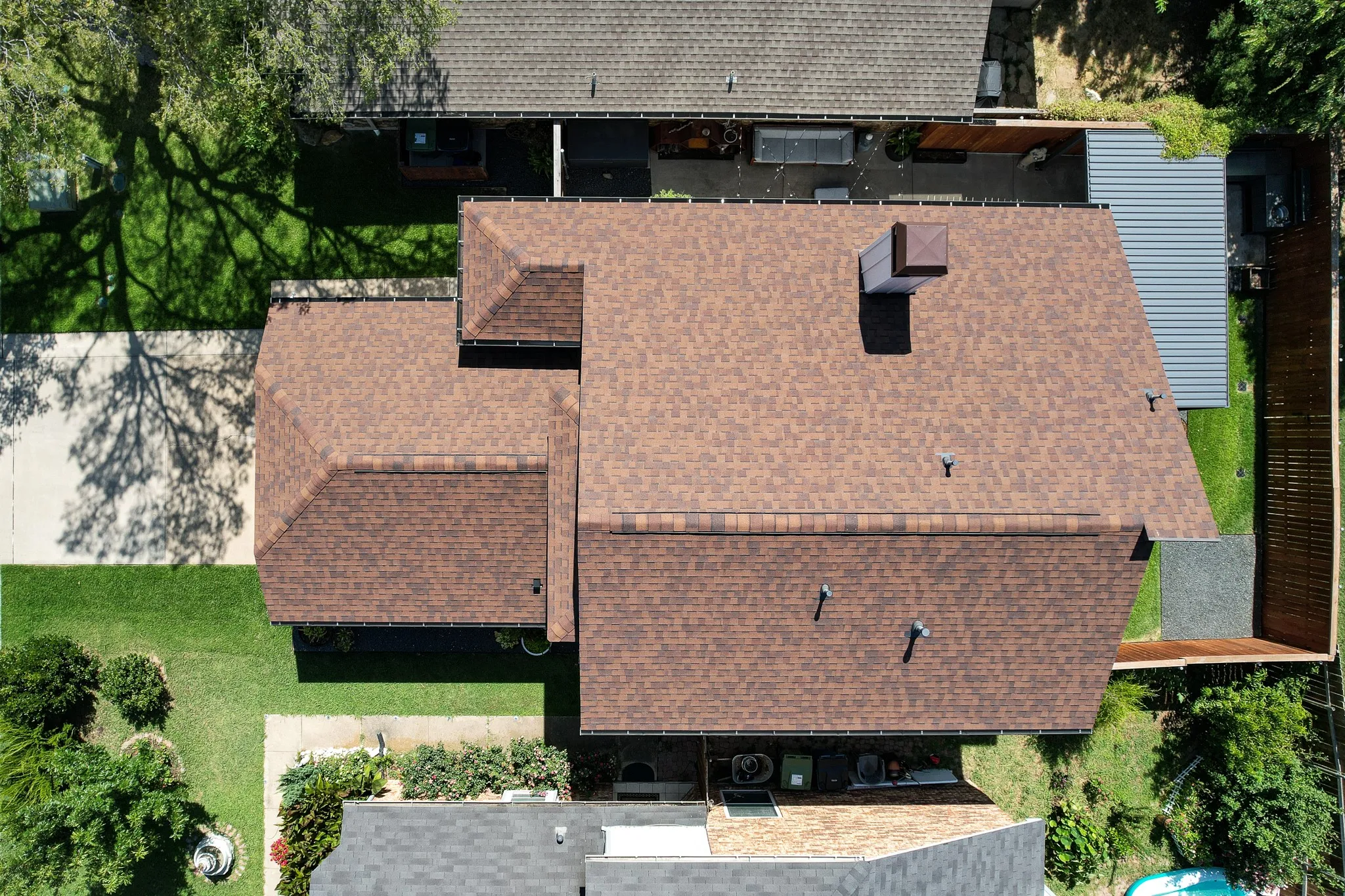 Asphalt shingle roofing with chimney vent