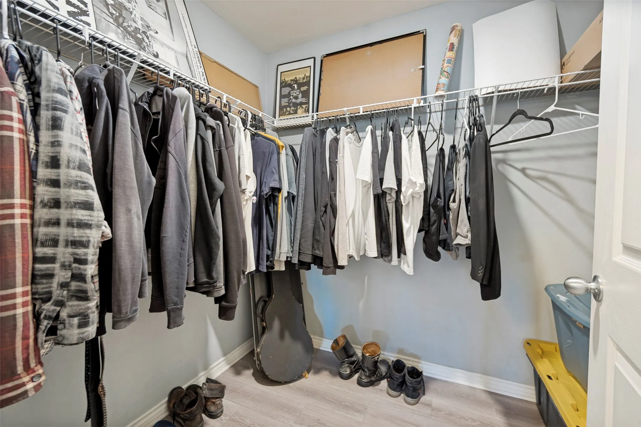 WALK IN CLOSET