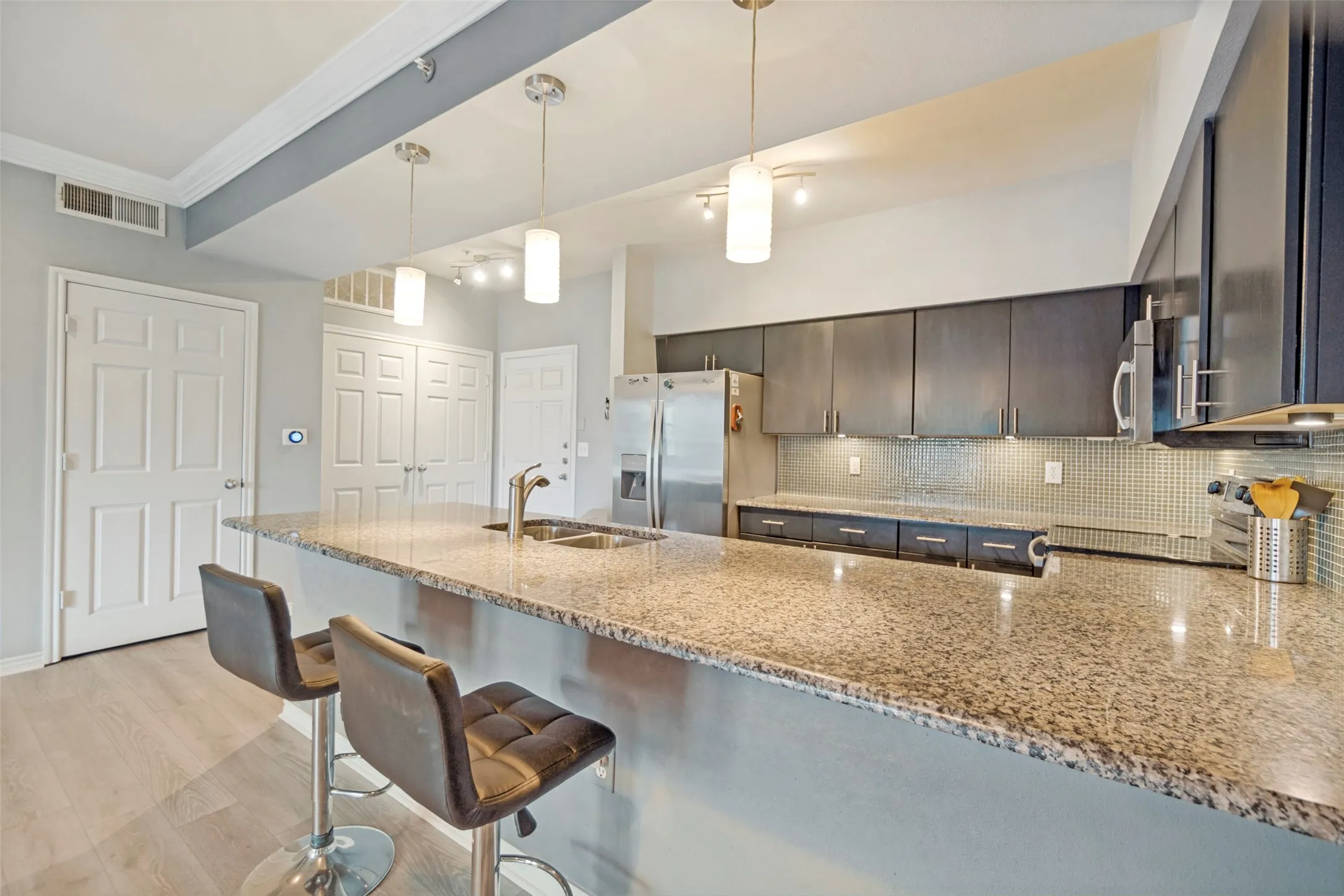 Condominium For Sale in Dallas County , 3102 Kings Road 3308, Dallas, Texas 75219, 1 Bedroom, 1 Bathroom, 1 Garage spaces, 798 Sqft, built in 2001, mls#21329225, Real Estate Agent in Dallas, Homes For Sale in Dallas county, Homes For Sale in Dallas, Realtor in Dallas Texas, Real Estate Brokerage Independent Realty Texas, Luminita Cordes Realtor