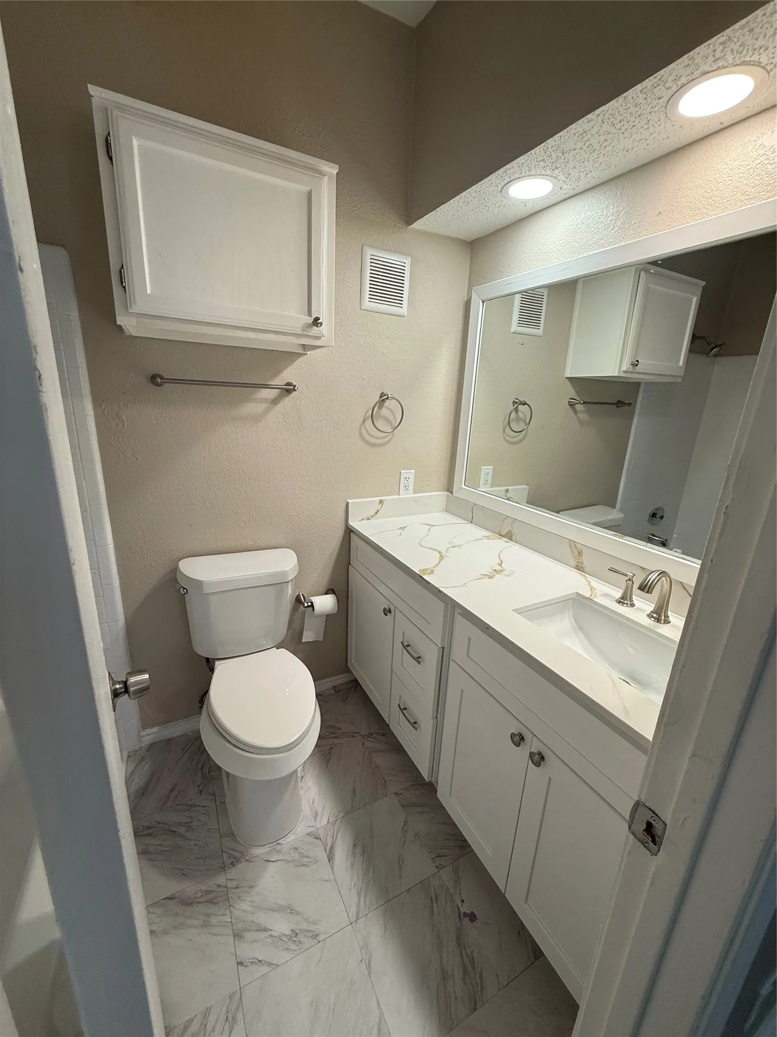 Condominium For Sale in Dallas County , 4103 Esters Road 208, Irving, Texas 75038, 2 Bedroom, 2 Bathroom, Garage spaces, 906 Sqft, built in 1984, mls#21329023, Real Estate Agent in Irving, Homes For Sale in Dallas county, Homes For Sale in Irving, Realtor in Irving Texas, Real Estate Brokerage Independent Realty Texas, Luminita Cordes Realtor